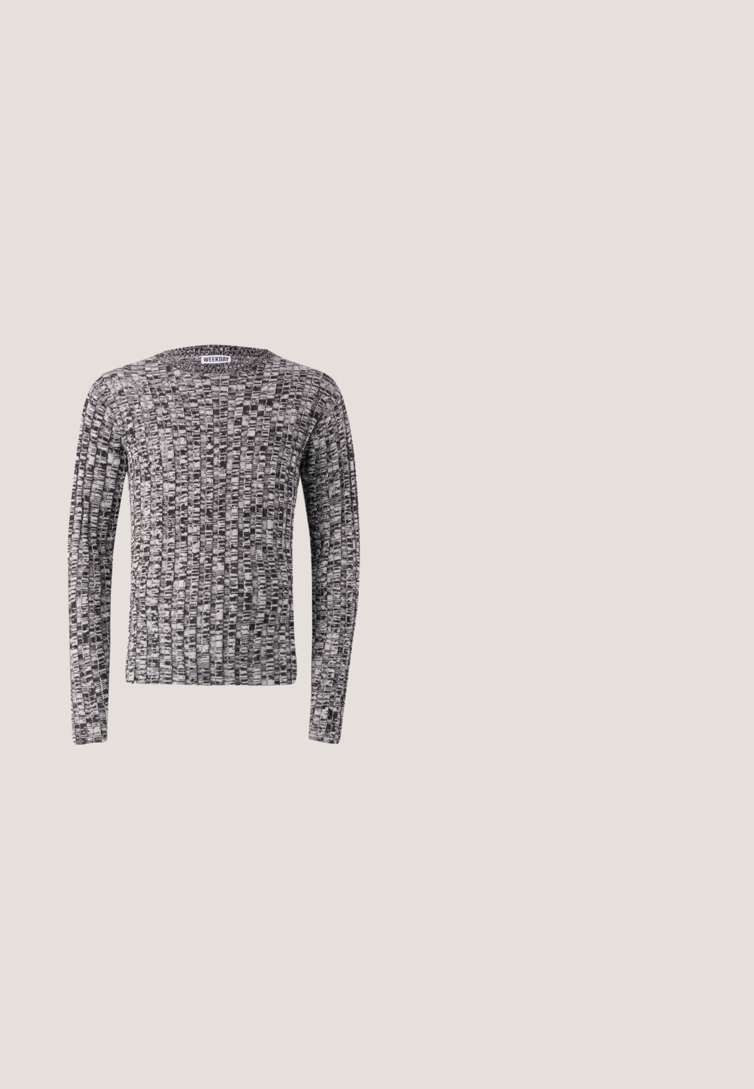 Strikket sweater med lange ærmer, der har et struktureret sort-hvidt mønster. Rund halsudskæring og tætsiddende manchetter. Materialet virker blødt og let.; Sort langærmet skjorte lavet af blødt stof med knaplukning foran, klassisk krave og knappede manchetter. Glat tekstur uden mønstre.; Lysegrå skræddersyede bukser lavet af tekstureret stof, med en enkelt baglomme og ren syning.; Sort læderloafer, der svæver over beige tæppe med beige polstret sofa i baggrunden.; Sort butterfly lavet af tekstureret stof, med diagonale striber, tilspidset ende og en glat finish. Egnet til formelle anledninger.; Sort læderbælte med en glat overflade, der har en rektangulær mat sort spænde og et klassisk, minimalistisk design.
