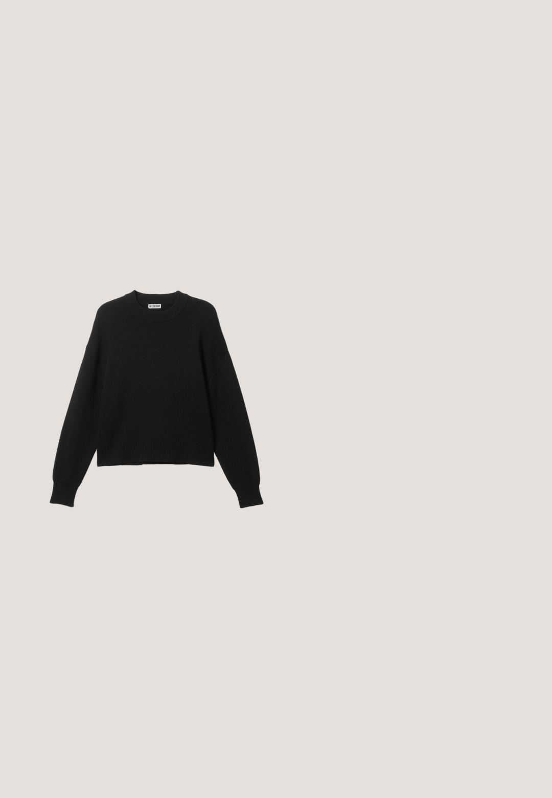 Sort strikket sweater med rund halsudskæring, sænkede skuldersømme samt ribbede manchetter og kant. Enkel og ensfarvet design uden mønstre.; Herre langærmet skjorte med knapper i lodrett grønne, hvide og brune striber, en forreste brystlomme og en krave, der kan knappes.; Fløjlsbukser i mørk sort med et lige ben-design, der har knaplukning, bæltestropper og sidelommer til funktionel brug.; Sorte lædermokkasiner med en glat overflade, der har en dekorativ rem og kontraststing, parret med beige bukser.; Sæt af fem sølvringe: to glatte bånd, en rektangulær, en rillede, og en kæde-lignende åben ring, alle med en poleret overflade.; Sort læderbælte med en glat overflade, der har en rektangulær sølvmetal spænde og et klassisk design.
