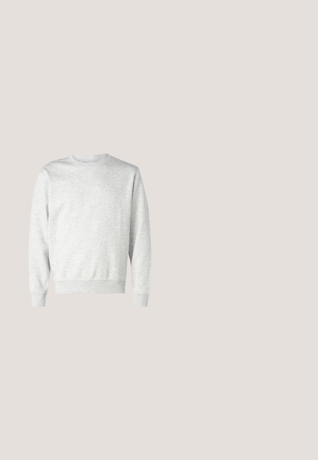 Sweatshirt gris en tissu doux. Présente un col rond, des manches longues, des poignets côtelés et un ourlet côtelé. Design simple et sans ornement.; Chemise beige à manches longues boutonnée, avec un col et une poche poitrine, conçue dans un tissu robuste.; Pantalons en coton beige à coupe droite, dotés d'une fermeture à bouton, de poches avant et d'une texture lisse.; Baskets en toile blanches avec une semelle en caoutchouc, design à lacets et une petite étiquette logo sur le côté. Tige blanche texturée et semelle extérieure marron.; Sac fourre-tout en toile avec longues anses noires, bordure noire en bas et poche avant avec logo "Les Deux" en écriture noire.; Ceinture en cuir marron avec boucle rectangulaire en argent, dotée de plusieurs trous de réglage et d'une passante en cuir cousue. Texture lisse.