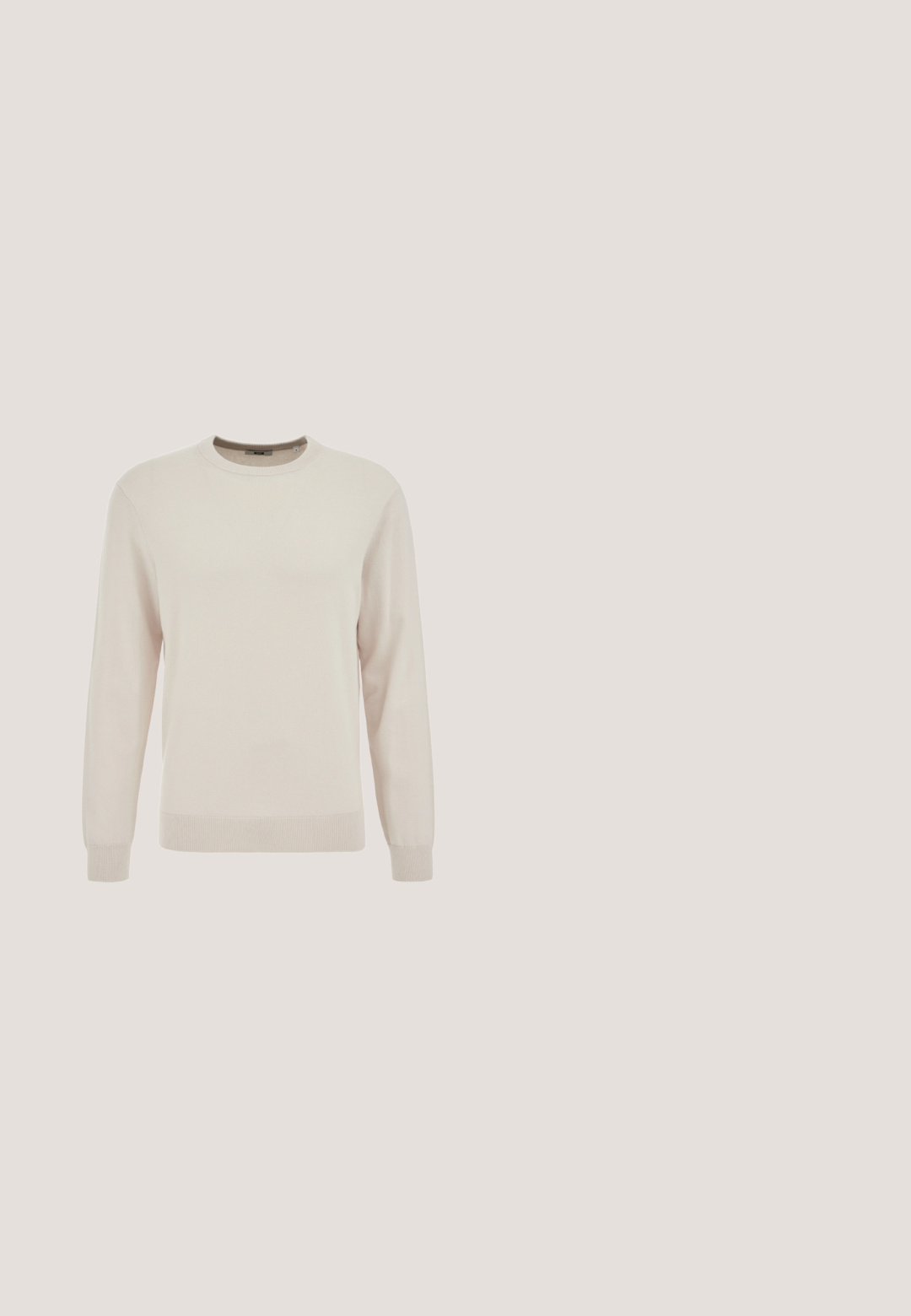 Suéter beige claro de manga larga con cuello redondo. Hecho de un material de punto suave, con puños y dobladillo acanalados. Sin patrones ni adornos.; Camisa de lino beige con mangas largas, cierre de botones en la parte delantera, un bolsillo en el pecho y una textura sutil. Acento naranja en el escote.; Pantalones formales beige con cierre de botón y cremallera, trabillas para cinturón y diseño de pernera recta.; Zapato de vestir claro con cuero texturizado, que presenta un diseño perforado, punta redondeada y paneles en contraste. Suela marrón con detalles de acento.; Gafas de sol tipo aviador con montura de metal dorado, lentes de color marrón degradado y acentos texturizados marrones en las puntas de las varillas.; Cinturón de ante gris con un acabado suave, que presenta una hebilla de metal plateado y un logo grabado. El cinturón tiene un diseño limpio y minimalista.