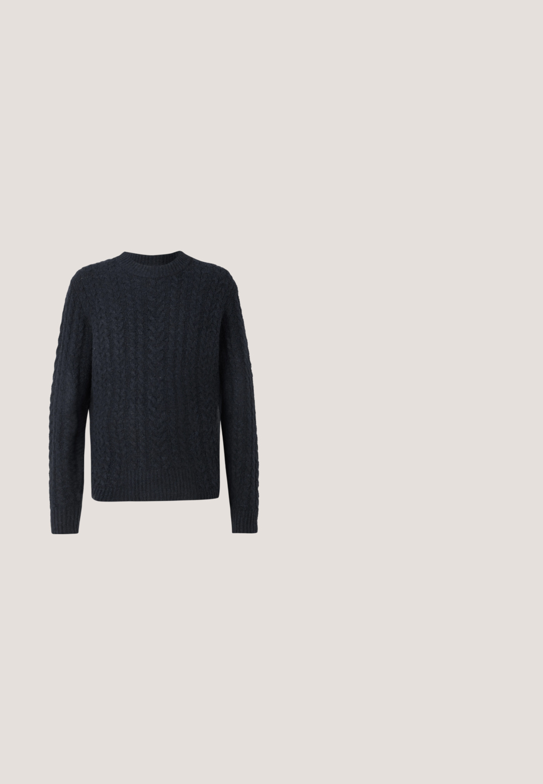 Suéter de punto azul marino oscuro con un patrón de trenzado texturizado, cuello redondo y bajo y puños acanalados. Tela suave, mangas largas.; Chaqueta camisa de lana negra con cuello en punta, cierre frontal con botones y dos bolsillos en el pecho. Presenta botones tonales y un ajuste relajado.; Pantalones de pana negros con un diseño de pierna recta, estilo de cinco bolsillos y una sutil textura acanalada. Presenta un botón de metal y cierre de cremallera.; Bota Chelsea de cuero negro con panel elástico lateral, lengüeta en el talón, tacón bajo y redondeado, y punta lisa sobre fondo blanco.; Bolso mensajero Lacoste negro texturizado con correa ajustable, tapa frontal, bolsillo con cremallera y cierres de hebilla metálica.; Cinturón de cuero negro con hebilla rectangular de metal plateado, diseño plano y textura suave. Los extremos se estrechan para facilitar el enhebrado.