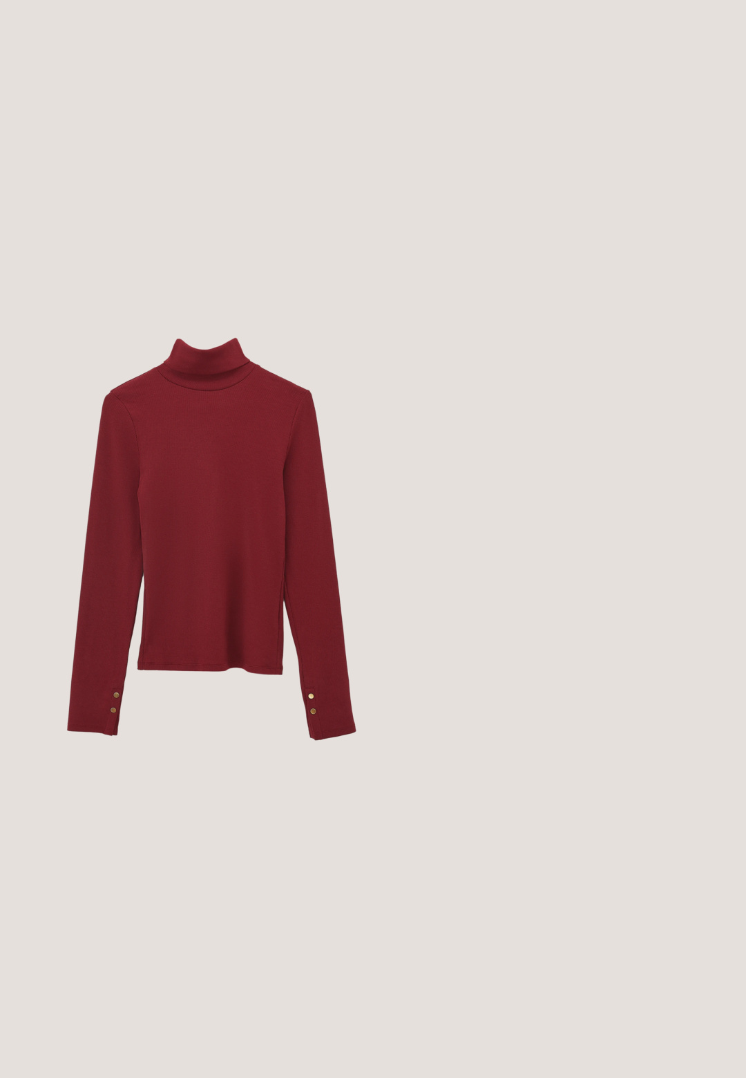 Rød langærmet turtleneck-top med ribbet tekstur. Har et tætsiddende design og knapdetaljer på ærmerne.; Lilla croppet top med V-udskæring og korte ærmer, med en dekorativ sølvspænde foran og en glat, blød tekstur.; Højtaljede bukser med vide ben i mørk burgunder med forplisseringer og sidelommer, lagt fladt på hvid baggrund.; Hælhøj burgunderrød pumpe med en blank overflade, spids tå, ankelrem med en guldspænde og en slank stiletthæl.; Mørk burgundy læderhåndtaske med vævet tekstur og en enkelt buet skulderrem mod en hvid baggrund.; Guld halskæde med uregelmæssige teksturerede guldbelægninger og tre dybrøde emaljestjerne-udsmykninger.