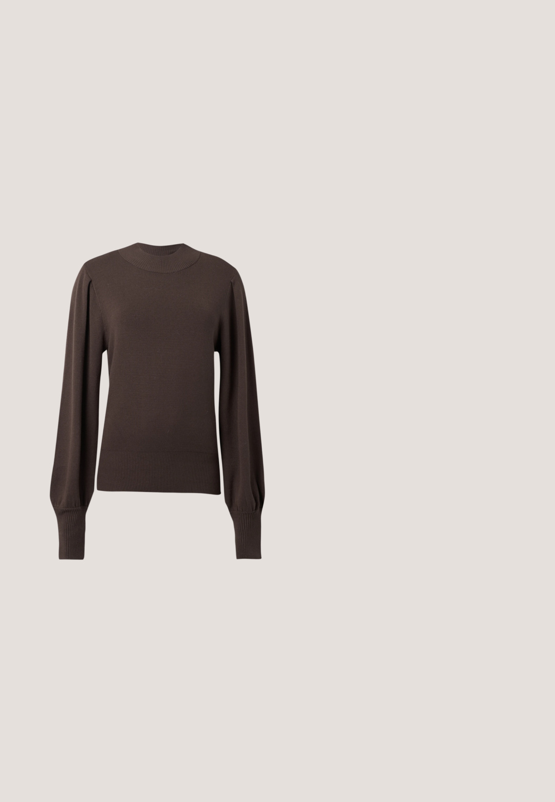 Pull en maille marron avec un col montant, de longues manches bouffantes et des poignets côtelés. Texture lisse avec une silhouette ajustée.; Haut à manches longues en maille côtelée avec des rayures horizontales beige et blanches et un col rond.; Jean en denim bleu foncé avec une coupe droite, dotée d'une fermeture à bouton et à glissière, d'un design à cinq poches et de détails de surpiqûres contrastées.; Chaussures en cuir tan avec une surface texturée, bout rond et semelles épaisses à cannelures. Les lacets et les détails de couture rehaussent le design.; Boucles d'oreilles demi-cercles ton argent avec texture striée et fermoirs à pression sur fond blanc.; Ceinture en cuir marron avec une boucle en métal doré. Elle présente une texture lisse et un design minimaliste, avec un petit accent de logo.