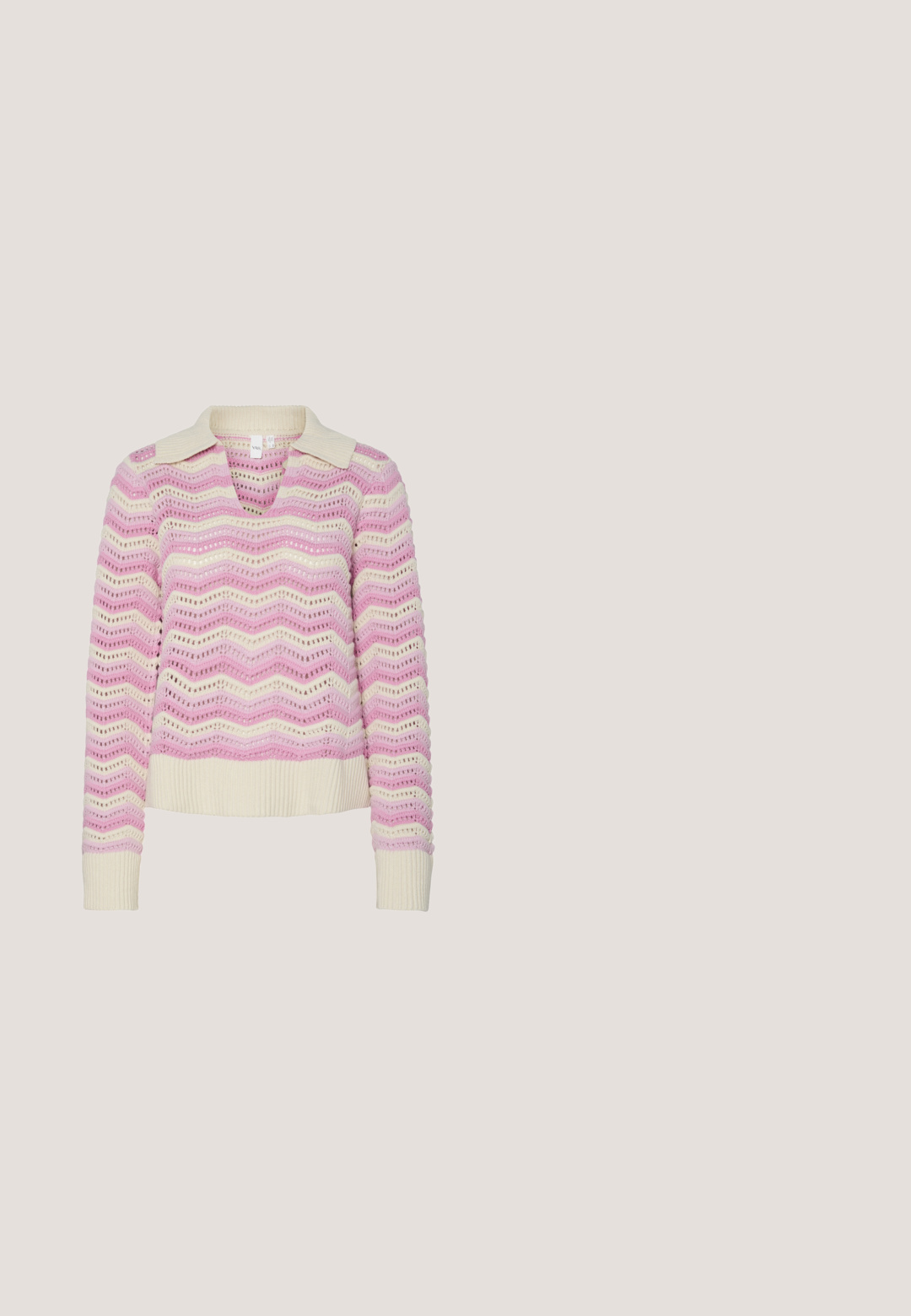 Pull en tricot avec décolleté en V et col court, présentant un motif en vagues rose et crème. Texturé, avec des poignets et un ourlet côtelés.; Blouse blanche en tissu transparent ornée de motifs floraux brodés. Col classique et fermeture à boutons avec des boutons semblables à des perles. Manches longues.; Jupe plissée rose clair avec une large ceinture, évasée vers le bas, présentée sur un fond blanc.; Bottines blanches à talon épais, avec une tige synthétique lisse, un laçage sur le devant et une semelle en caoutchouc texturé. Design minimaliste sans motifs.; Sac à main en tissu texturé couleur crème avec des anses sur le dessus et un petit nœud noué au centre devant.; Nœud à cheveux en tissu crème avec un petit charme en forme de couronne argentée au nœud, présenté sur un fond gris clair.