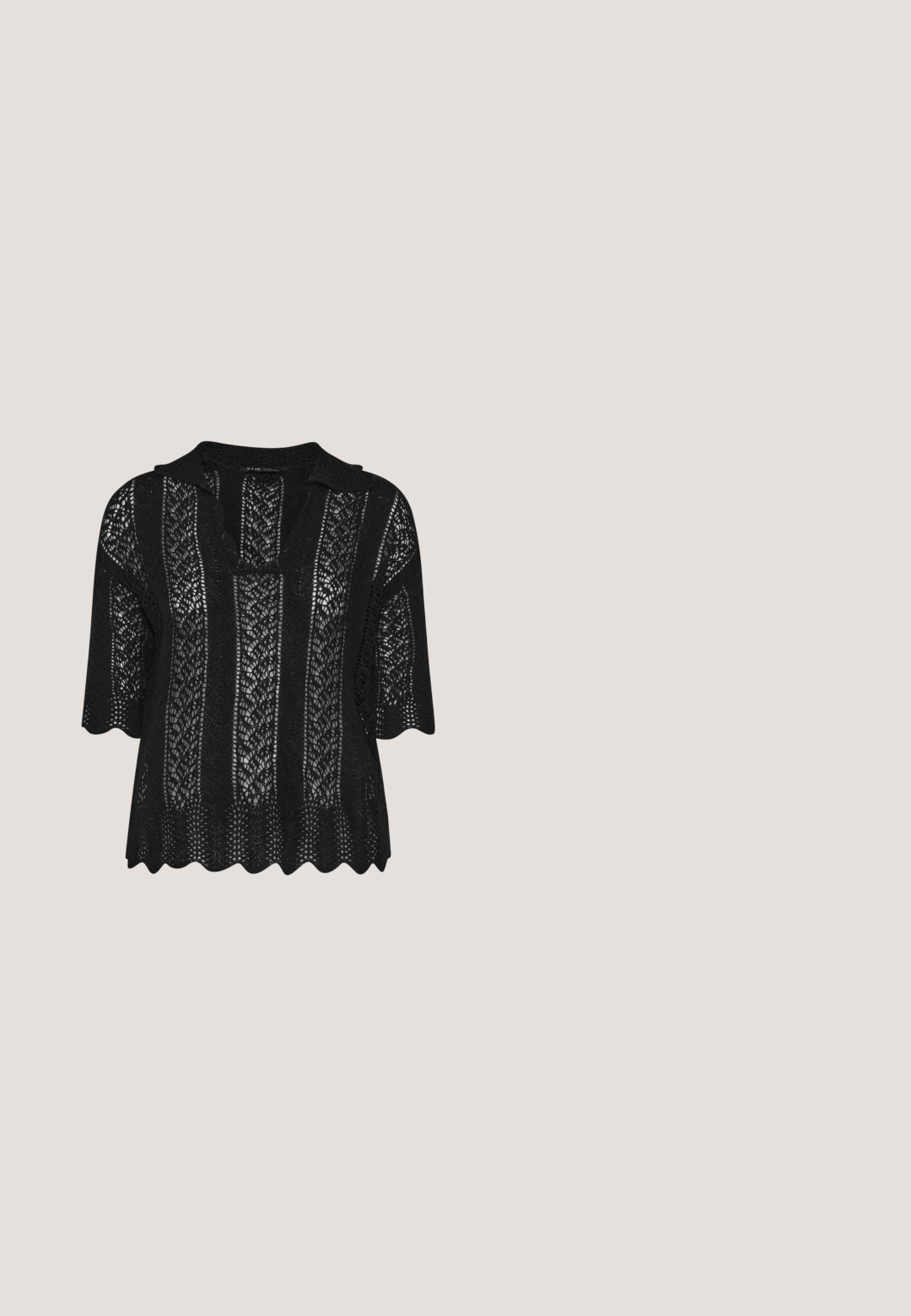 Haut noir à manches courtes en tricot avec des motifs en dentelle ajourée, col, et ourlets festonnés au bas et aux manches.; Chemise à boutons dans un motif zèbre beige et noir, avec un col structuré, des manches longues et des boutons avant bien en évidence.; Pantalon en satin noir avec taille élastique et bordure en dentelle à l’ourlet, présenté sur un fond blanc uni.; Chaussure Mary Jane en daim noir avec un bout rond fermé, une bride cheville avec boucle dorée, une semelle plateforme et un talon bloc moyen épais.; Sac hobo en cuir noir à la texture douce, avec un dessus incurvé, une sangle ajustable et des accents de quincaillerie dorée.; Collier ras du cou fin à imprimé léopard avec fermoir doré et petit pendentif goutte doré suspendu au centre.
