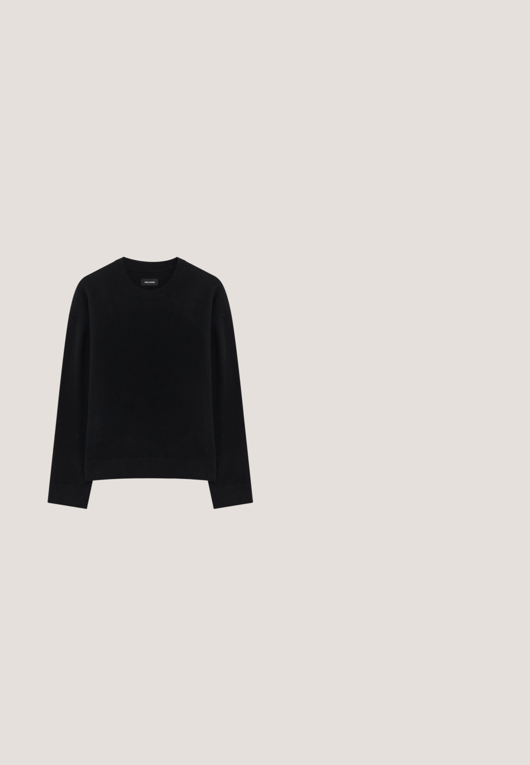 Pull noir en tissu doux, à col rond, à manches longues, avec une coupe décontractée et un ourlet côtelé. Design simple et uni, sans motifs.; Chemise à manches courtes avec boutons en tissu léger, ornée d'un imprimé coloré représentant une scène de plage avec des parapluies, des chaises et des baigneurs.; Pantalons en coton orange avec une coupe droite, dotés de plis sur le devant, de passants de ceinture et d'une texture lisse. Design classique sans motifs.; Baskets blanches avec une rayure bleue, semelle en caoutchouc, et texture légère. Présente une marque blanche sur le côté et un accent rouge au talon.; Sac bandoulière en cuir marron clair avec sangle réglable et fermeture éclair, présenté sur un fond clair uni.; Ceinture en cuir enroulée avec un motif rayé horizontal coloré et une boucle rectangulaire argentée sur un fond uni.