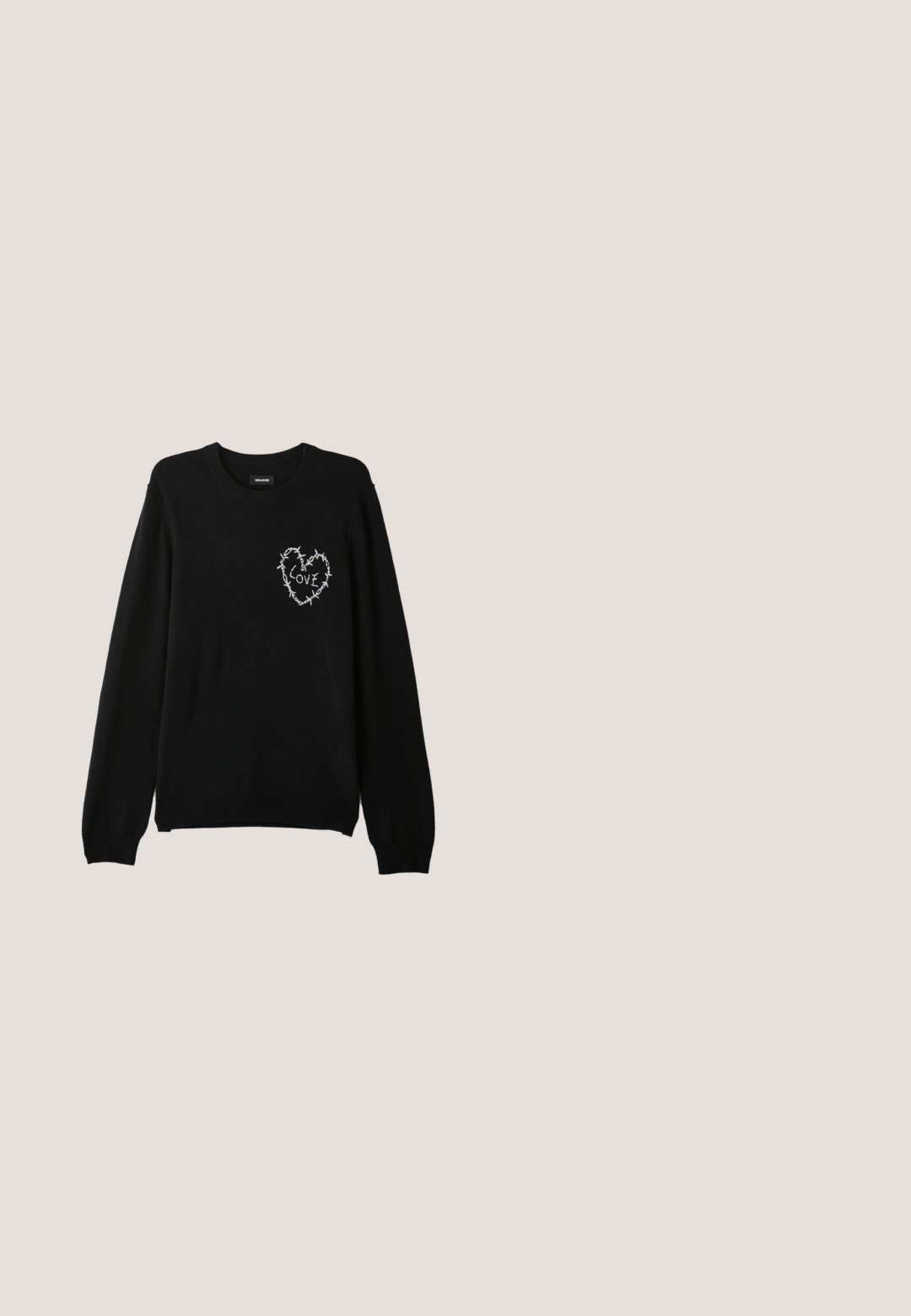 Pull noir avec un col rond, des manches longues, et un motif de cœur brodé blanc accentué de fil de fer barbelé et du mot "AMOUR".; Chemise en denim bleu foncé avec le texte "ICON" en blanc et le logo "DSQUARED2". Dotée d'une fermeture à boutons, d'un col pointu et d'éclaboussures de peinture usée.; Jeans évasés bleus avec des zones décolorées et un détail de genou déchiré. Fabriqués en denim, avec une fermeture à bouton et un design à cinq poches.; Bottine Chelsea en cuir noir avec une finition brillante, panneaux latéraux élastiques, tirant et semelle en caoutchouc texturé.; Sac cabas en toile noire avec deux anses, poche avant et "LES DEUX" brodé en bleu sur la poche avant.; Boutons de manchette en argent en forme de chiens teckels portant des pulls rayés bleus, verts, rouges, jaunes et noirs.