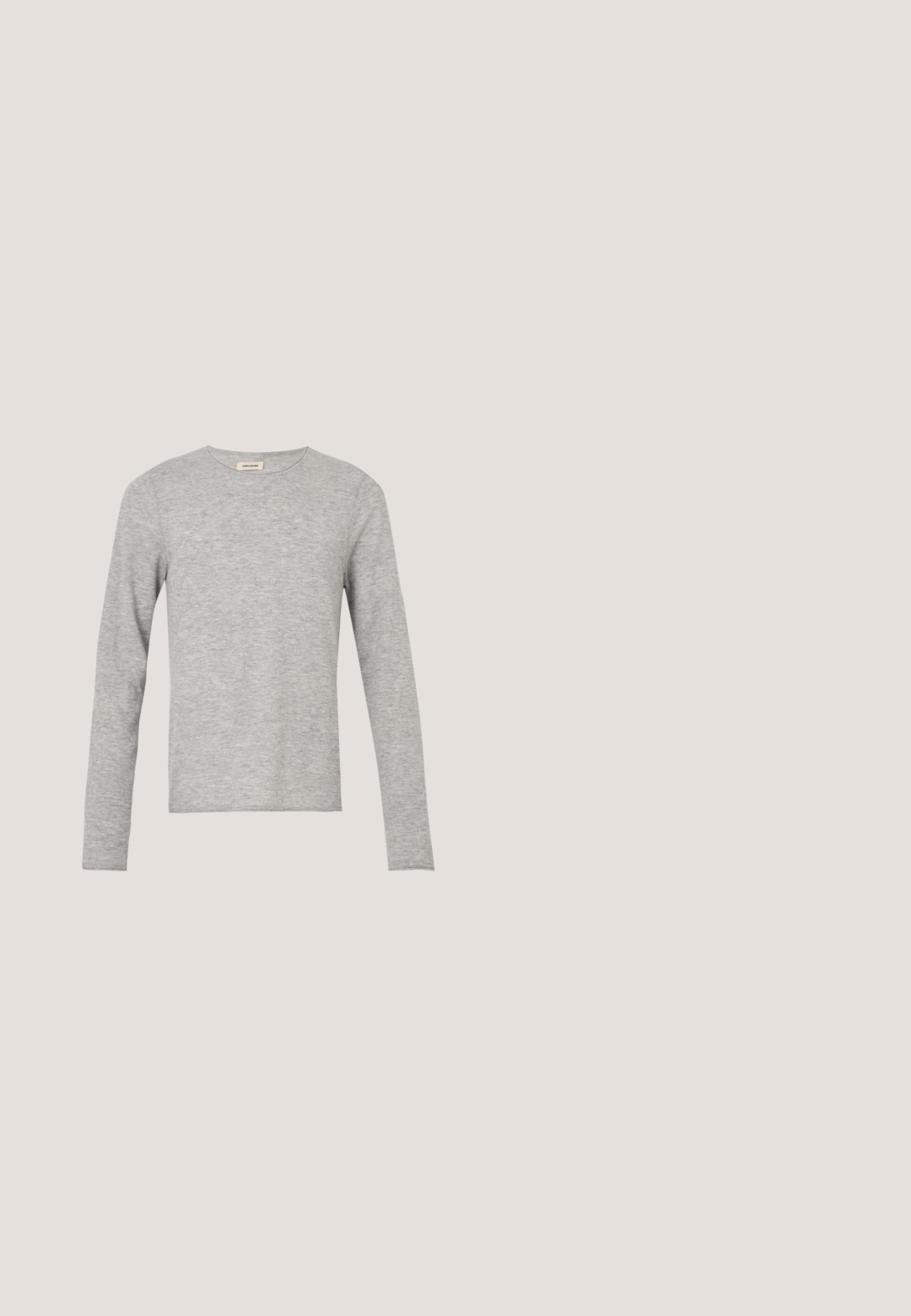 Graues Langarmshirt aus weichem Stoff; Rundhalsausschnitt, figurbetontes Design, ohne sichtbare Muster oder Schmuckelemente. Glatte Textur.; Weißes Kurzarmhemd aus Baumwolle mit durchgehender Knopfleiste vorne. Verfügt über ein dezentes, eingesticktes Logo auf der Brust. Klassisches Kragenschnittdesign.; Beige, gerade geschnittene Hose mit vorderen Bundfalten, einem Taillenbund und verdecktem Frontverschluss, dargestellt vor einem schlichten hellgrauen Hintergrund.; Dunkelbrauner Wildleder-Slipper mit grober schwarzer Sohle, präsentiert über einem beigen Teppich und nahe einem durchscheinenden bernsteinfarbenen Möbelstück.; Schwarze Sonnenbrille mit einem runden Rahmen, braun getönten Gläsern und goldenen Akzenten an den Bügeln. Texturierte schwarze Bügel mit einem markanten Design.; Schwarzer Ledergürtel mit weißem, fettem "MOSCHINO"-Schriftzug und einer silbernen rechteckigen Schnalle, teilweise auf einem weißen Hintergrund aufgerollt.