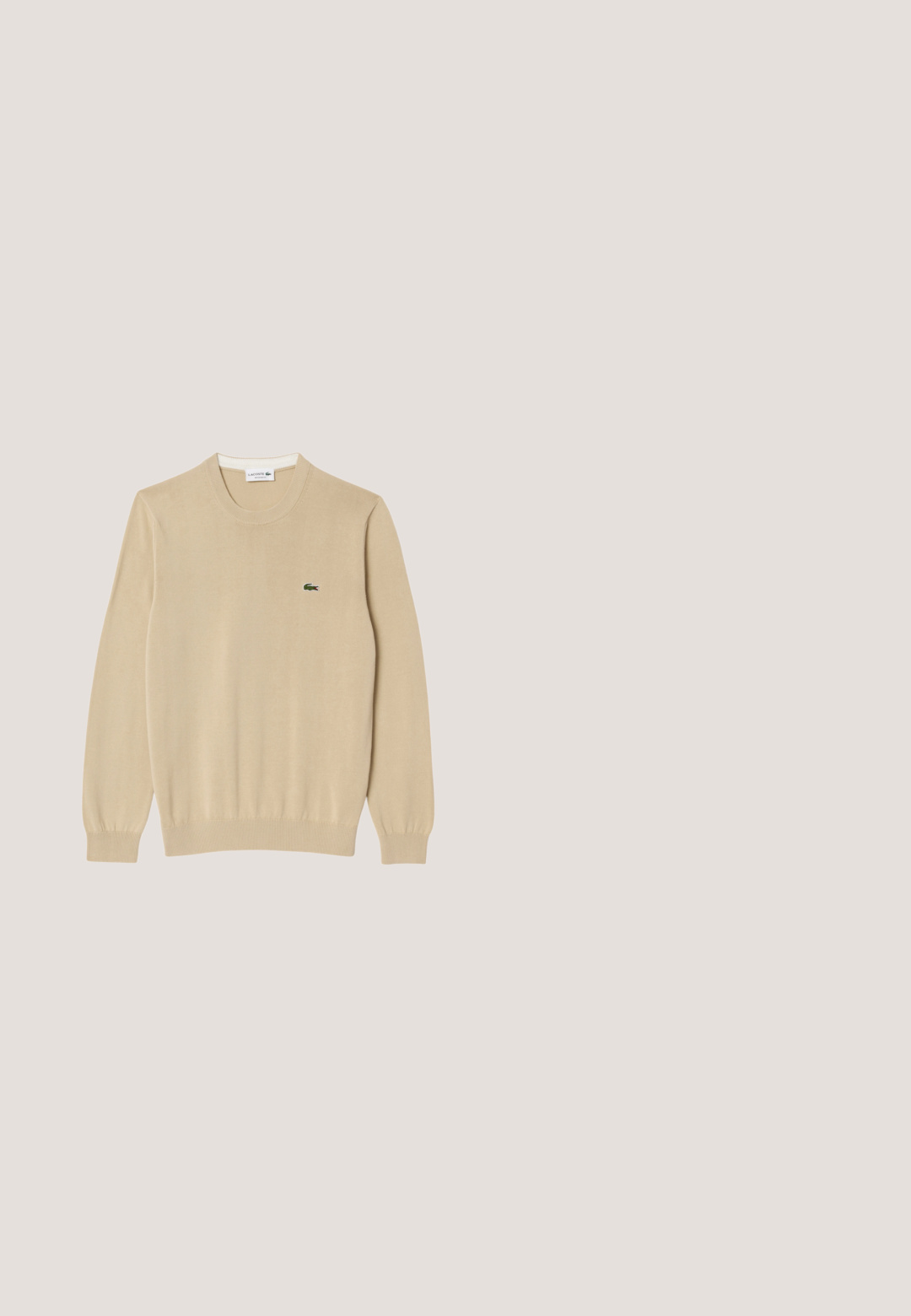Suéter de punto beige con mangas largas, cuello redondo y puños acanalados. Presenta un pequeño logo verde de Lacoste en el pecho.; Chaqueta beige de manga larga con cierre de botones en la parte delantera, dos bolsillos inferiores, un bolsillo en el pecho con un pequeño logo de cocodrilo verde y cuello clásico.; Pantalones de chándal de color beige claro, hechos de algodón, con una cinturilla elástica, puños acanalados y un logo verde con diseño de hoja en la pierna izquierda.; Zapatilla deportiva blanca con parte superior de malla texturizada, diseño curvado y suela exterior negra en contraste. Presenta un logo verde bordado en el lateral.; Bolso mensajero negro con textura geométrica, solapa de cuero lisa, herrajes plateados y correa ajustable; cuenta con un compartimento con cremallera.; Pulsera de cadena plateada con un charm con el logo de un cocodrilo verde y cierre de langosta sobre un fondo gris claro.