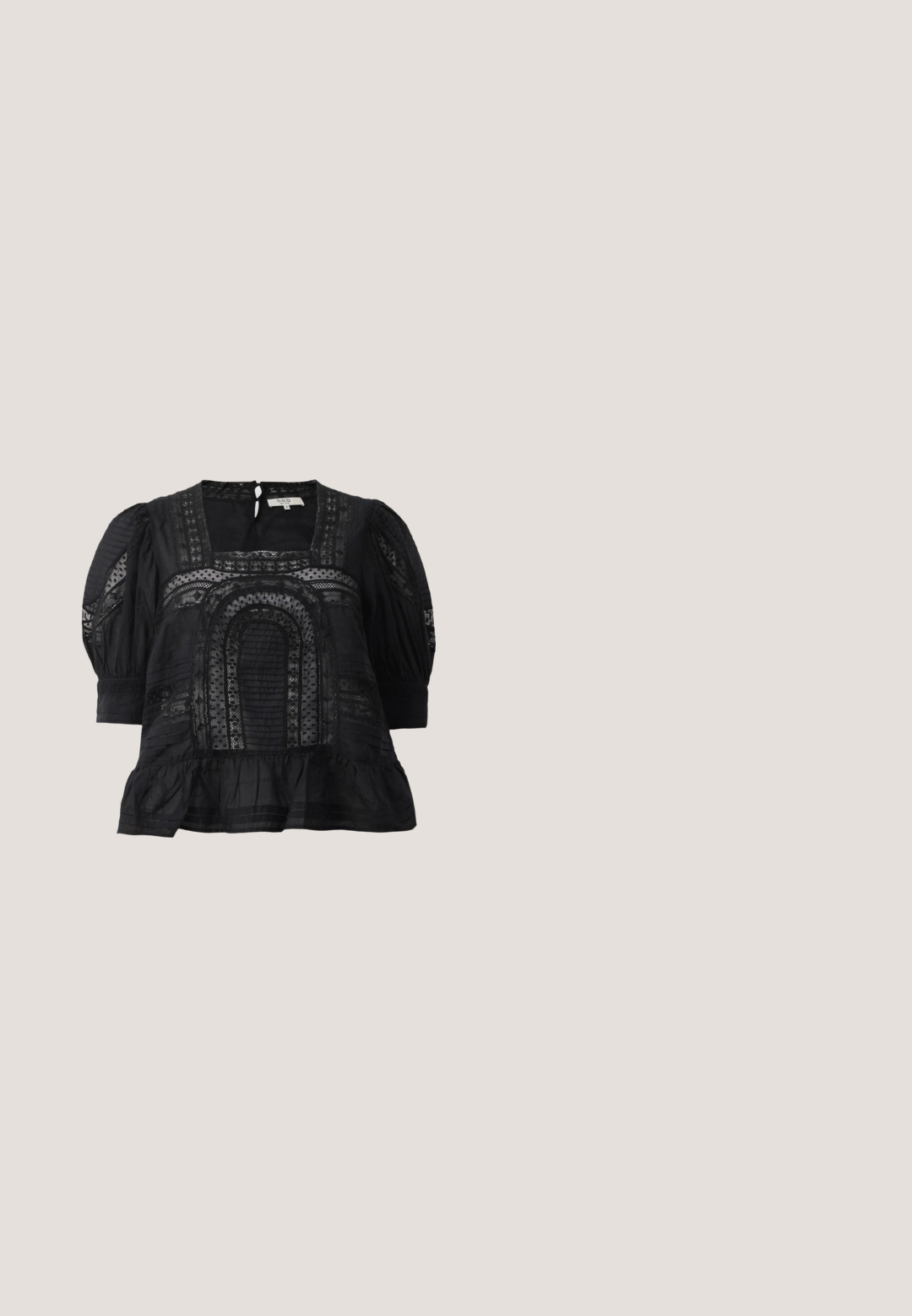 Zwarte blouse met een vierkante halslijn, pofmouwen, gestructureerde stof, kantdetails en een gerimpelde onderkant. Sleutelgat sluiting aan de achterkant zichtbaar.; Witte rechtvallende spijkerbroek met versleten hartvormige patches op beide knieën en voorkanten met knoopsluiting.; Zwarte sandaal met hoge hak met twee dunne bandjes met gouden ronde gespen, open teen en een slanke taps toelopende hak.; Zilverkleurige rechthoekige clutch met hartvormige uitsparingen, kettingband en een geperst "LOVE MOSCHINO" binnen een groot hart op de voorflap.; Open ring met goudkleurige afwerking en een ontwerp van vervlochten schakels, voorzien van kleine, ingesloten heldere kristallen langs één schakel.; Zwarte leren riem opgerold met een zilverkleurige metalen gesp in de vorm van de letter W op een effen lichte achtergrond.