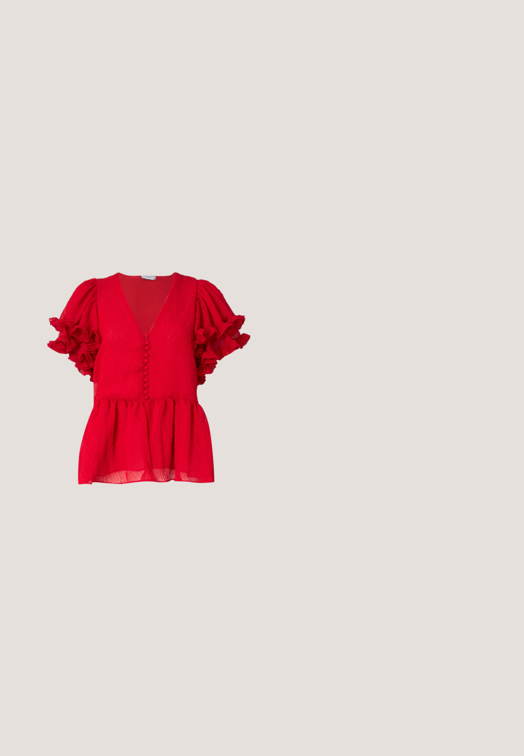 Rød tekstureret bluse med en dyb V-udskæring, knapdetaljer ned langs fronten og rynkede kortærmer. Peplum-stil kant.; Sorte brede ben jeans lavet af denim. Har en høj talje, to forlommer og metalknaplukning. Struktureret overflade med minimal blege.; Sort læder højhælet sko med spids tå, åbne sider og en tynd ankelrem med en lille guld detalje.; Sorte ovale solbriller med tykke stel og mørke linser, med små gyldne cirkulære accenter på stængerne, vist på en hvid baggrund.; Rød skuldertaske i læder med en struktureret ramme, plisseret krop og tynd justerbar rem mod en ensfarvet baggrund.; Guld dråbeøreringe med en glat, poleret overflade og afrundede bunde, der reflekterer lyset med en skinnende finish.