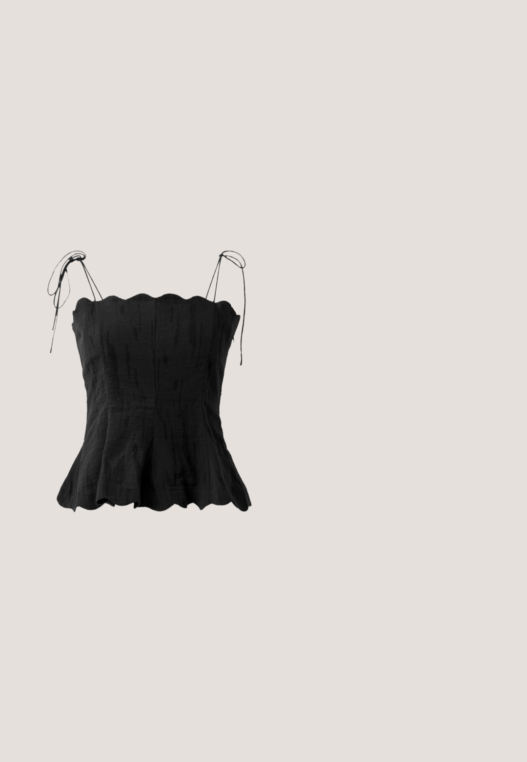 Zwarte linnen top met een aansluitende lijfje, gegolfde halslijn en verstelbare tiestraps. De uitlopende zoom creëert een vloeiende silhoët.; Zwarte wijde broek met een hoge taille en subtiele geborduurde patronen bij de onderzoom op een effen achtergrond.; Zwarte leren slingback schoen met scherpe neus, kleine hak en decoratieve gespdetails op de bovenkant. Stijlvolle textuur, minimalistisch ontwerp.; Bruin-getinte cat-eye zonnebril met een dikke donkere schildpadframe. Heeft metallic zilveren accenten op de bruggen voor extra detail.; Zwarte clutch tas met pailletten, een zilverkleurig frame, geplooid ontwerp en een kettingband. Voorzien van twee bolvormige sluitingen bovenop.; Oorringen in goudkleurige slangvorm, versierd met kleine heldere kristallen op een eenvoudige lichte achtergrond.
