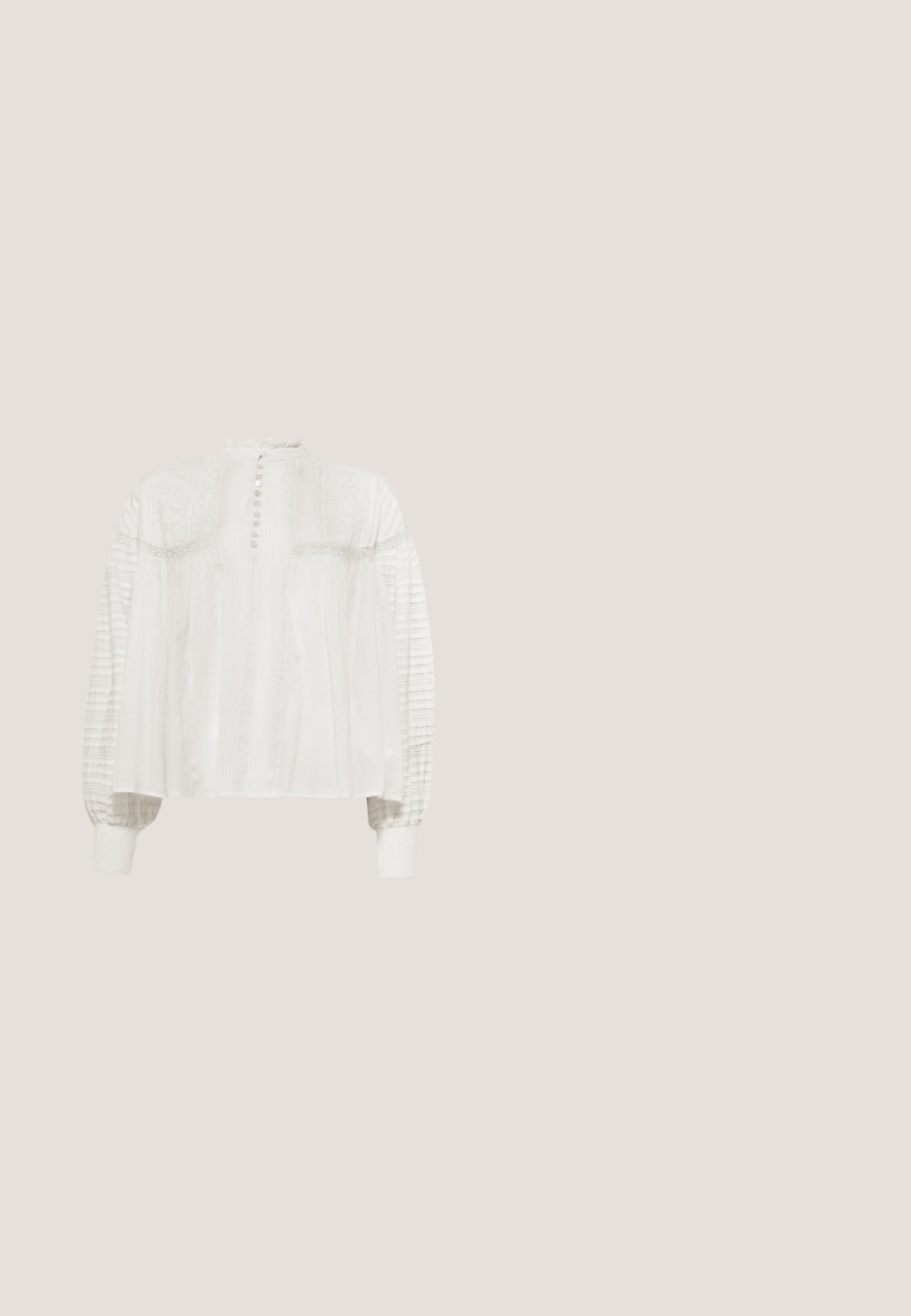 Blouse blanche à col montant, fermeture à boutons, devant texturé et manches bouffantes avec tissu plissé et poignets élastiques.; Jean en denim noir à coupe slim, avec une fermeture à bouton standard, cinq poches et une texture lisse. Pas de motifs ni d'ornements.; Chaussure plate slingback pointue brun foncé flottant au-dessus d'un tapis beige tissé avec une table ronde en bois et des livres en arrière-plan.; Des lunettes de soleil noires et angulaires avec des verres teintés et une finition brillante. Elles présentent un accent en métal fin au niveau du pont du nez et des branches rectangulaires.; Sac à main en cuir noir avec une forme structurée, une texture lisse et une seule bandoulière. Présente un design de rabat arrondi et subtil.; Boucles d'oreilles en argent en forme de créoles avec une finition incurvée et brillante, et un design sans couture. Équipées d'une fermeture à charnière pour un port sécurisé.