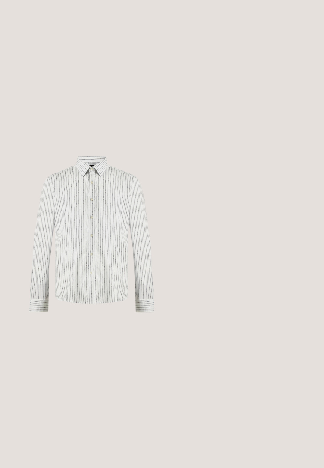 Chemise blanche à manches longues boutonnée, avec fines rayures verticales noires et col pointu, présentée à plat sur un fond clair.; Pantalons gris foncé ajustés en tissu lisse et texturé ; dotés d'un devant plat et de jambes droites ; design minimaliste sans accents visibles.; Chaussure habillée en cuir noir avec un bout arrondi, finition lisse et coutures subtiles. Équipée de lacets bleus et d'un petit talon empilé.; Cravate noire à petits pois blancs, présentée à plat sur un fond clair.; Mallette en cuir noir avec double poignée, bandoulière amovible et fermeture éclair sur le dessus, sur un fond clair uni.; Ceinture en cuir noir roulée avec une boucle en métal argenté rectangulaire visible sur un fond clair uni.