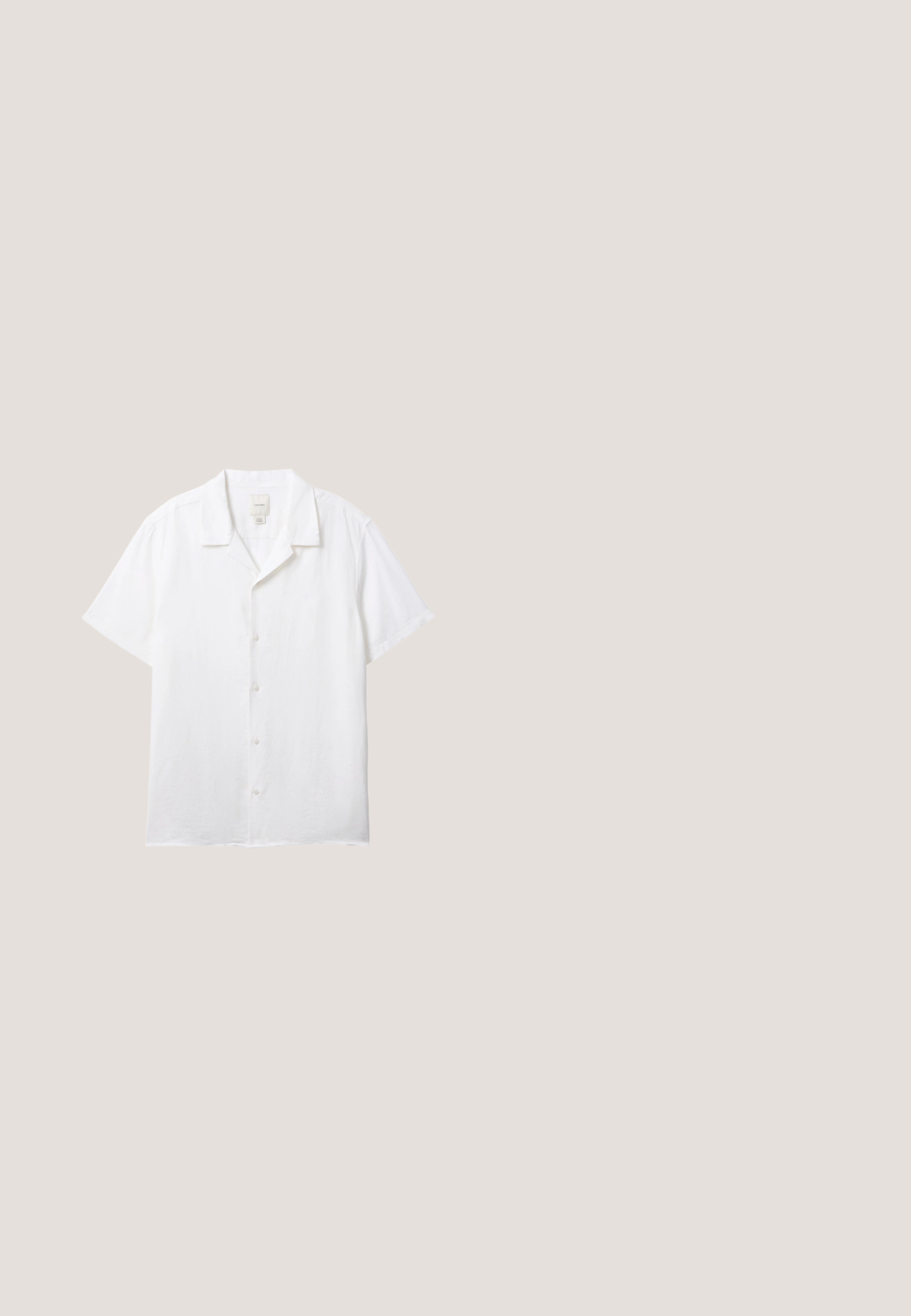 Wit overhemd met korte mouwen, knoopsluiting, een campkraag en een zichtbaar Calvin Klein-label aan de binnenkant van de hals.; Olijf groene linnen shorts met een vlakke voorkant, drawstring tailleband en zijzakken; textuurstof met een casual, ontspannen pasvorm.; Donkerbruine heren slide sandaal met gevlochten leren gekruiste bandjes en een zwarte zool op een witte achtergrond.; Zwarte rechte zonnebril met blauwe spiegelglazen. Heeft een matte afwerking en het Ray-Ban logo op de pootjes.; Canvas draagtasje in off-white, voorzien van korte handvatten en de geprinte tekst "LES DEUX" in vetgedrukte zwarte letters. Duurzaam, eenvoudig ontwerp.; Vervlochten bruine leren riem met een rechthoekige messing gesp, voorzien van een geweven textuur en een glad leren houder.