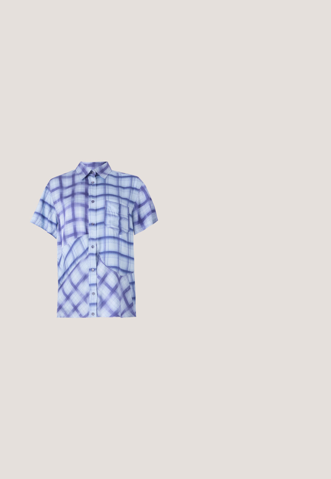 Kortærmet skjorte i lyseblå med mørklilla rutet mønster, knaplukning foran, enkelt brystlomme og et afslappet fit design.; Lyseblå denimjeans med løs pasform, der har hvide striber ned langs siderne, slidte detaljer og knaplukning i taljen.; Lys gule atletiksko med sorte striber og snørebånd; har en struktureret overdel og suedefornum. Brugt med hvide ribbede sokker.; Gennemsigtige rektangulære briller med klare stel og sider, placeret på en hvid overflade med bløde skygger.; Rød, glansfuld syntetisk håndtaske med en lang, justerbar rem og lynlåslukning. Har et diskret præget logo på den ene side.; Vedhæng i kobberfarvet metal formet som et stiliseret ulvehoved med spidse ører, udstyret med udskårne øjne og en løkke til fastgørelse.