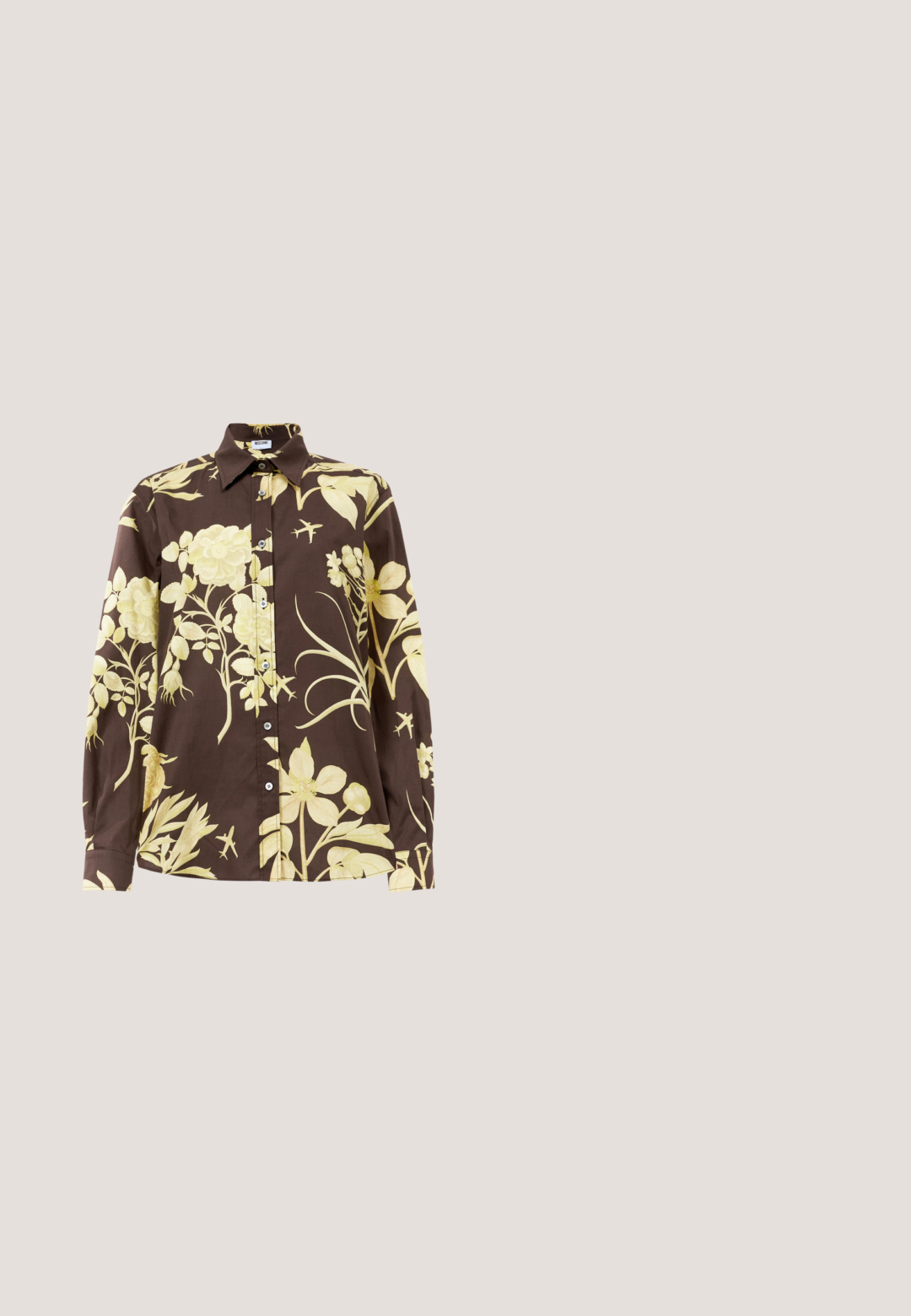 Brun langærmet skjorte med store gule blomster mønstre, spids krave og knaplukning foran. Lavet af letvægtsstof.; Hvide denim jeans med lige ben, der har knaplukning og fem lomme-design. Glat tekstur og minimal detaljer.; Sort læderballetsko med rund tå, glat tekstur, minimal syning og et fleksibelt såldesign.; Brune skildpaddemønstrede geometriske solbriller med mørke linser og gyldne dekorative hængsler på hvid baggrund.; Sort striktrøje, hvid top, denimnederdel med blå og sort diamantmønster, sort håndtaske og beige slidesandaler.; Sølvskulpturelle øreringe med glatte, buede former og reflekterende overflader. Har et lukket hoop-design og en markant organisk form.