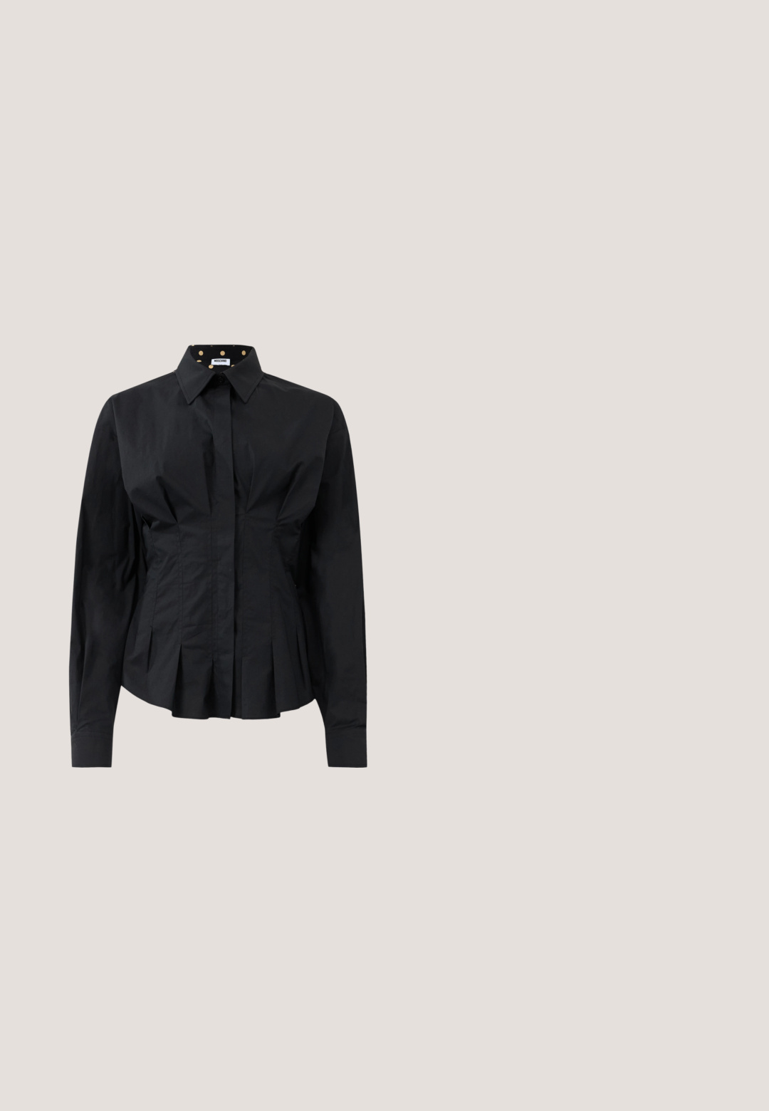 Camisa negra de manga larga ajustada con pliegues estructurados debajo de la cintura y un cuello forrado con lunares dorados sobre una tela negra.; Jeans de mezclilla azul con piernas anchas, grandes bolsillos frontales con parche, cierre de botón y presillas para cinturón.; Zapato slingback de cuero negro con punta puntiaguda y tacón bajo cuadrado. Presenta un detalle dorado en el tacón y una textura lisa.; Gafas de sol cat-eye negras de Michael Kors con lentes oscuros degradados y acentos dorados del logo en las varillas, sobre un fondo blanco.; Pulsera de brazalete de metal dorado con dos acentos esféricos en cada extremo, textura suave, diseño minimalista y forma abierta.; Bolso de cuero negro con cierre redondeado de herrajes dorados, forma rectangular y una correa desmontable para mayor versatilidad.