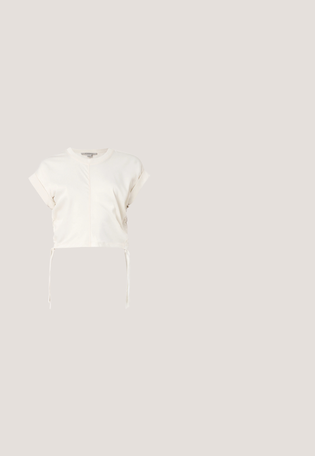 Cremefarbene Cropped-Top aus glattem Stoff, mit rundem Ausschnitt, kurzen Ärmeln und verstellbaren Seitenbändern. Einfaches, klares Design.; Schwarze Shorts mit elastischem Bund, ausgestattet mit zwei Seitentaschen mit Klappen. Hergestellt aus leichtem Material, das ein funktionales Design bietet.; Schwarze knöchelhohe Lederstiefel mit abgerundeter Zehe, niedrigem Absatz und dekorativem Riemen mit goldener Schnalle nahe der Oberseite.; Schwarze Cat-Eye-Sonnenbrillen mit dunklen Gläsern, goldenen Kettendetails an den Bügeln und einer glänzenden Oberfläche im Rahmen.; Schwarze Tragetasche aus Stoff, mit einem Cartoon-Design, das mit Strasssteinen eines Figur in Sonnenbrille und Anzug verziert ist. Zwei lange Griffe.; Klare Acryl-Ohrringe in Hoop-Form mit goldenen Akzenten, die ein geschwungenes Design und einen transparenten Verschluss aufweisen. Glatte Textur, minimalistischer Stil.