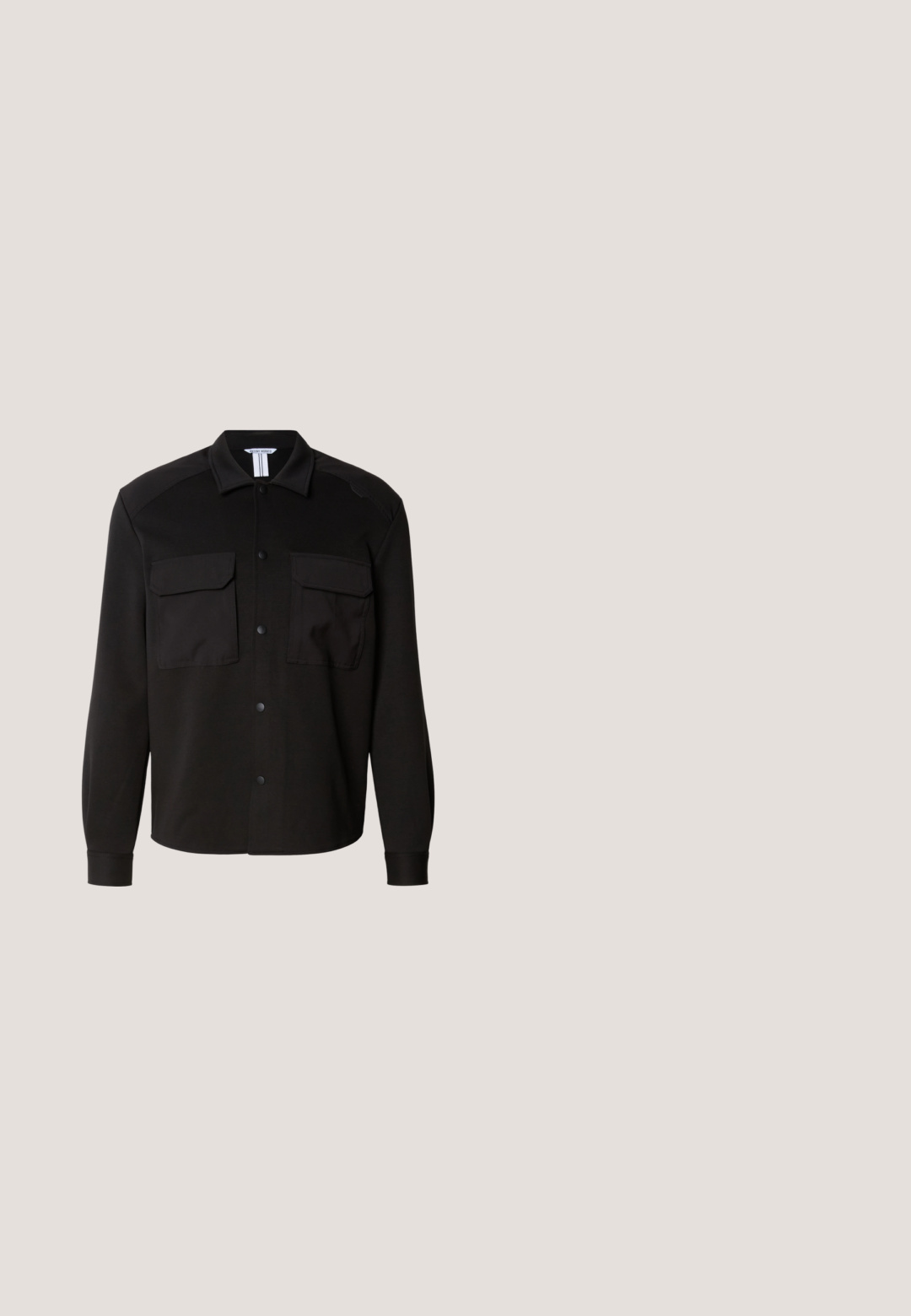 Sort skjortejakke lavet af et glat, let stof. Har to brystlommer, knaplukninger og spidse kraver. Lange ærmer med manchetter.; Sorte denimshorts med lige pasform, med en knap- og lynlåslukning, fem lommer og subtile syninger.; Sort læderankelstøvle med en glat overflade, elastiske mesh-sider og en robust sål med synligt mønster.; Sorte rektangulære solbriller med mørke tonede glas og tykke stel placeret på en lys overflade.; Sort messenger taske med klaplukning og struktureret forlomme, justerbar skulderrem og minimalistisk design på ensfarvet baggrund.; Hvid perlehalskæde med sølvfarvede rhinsten-afstandsstykker og en sølvfarvet kædelås, vist mod en ensartet lys baggrund.