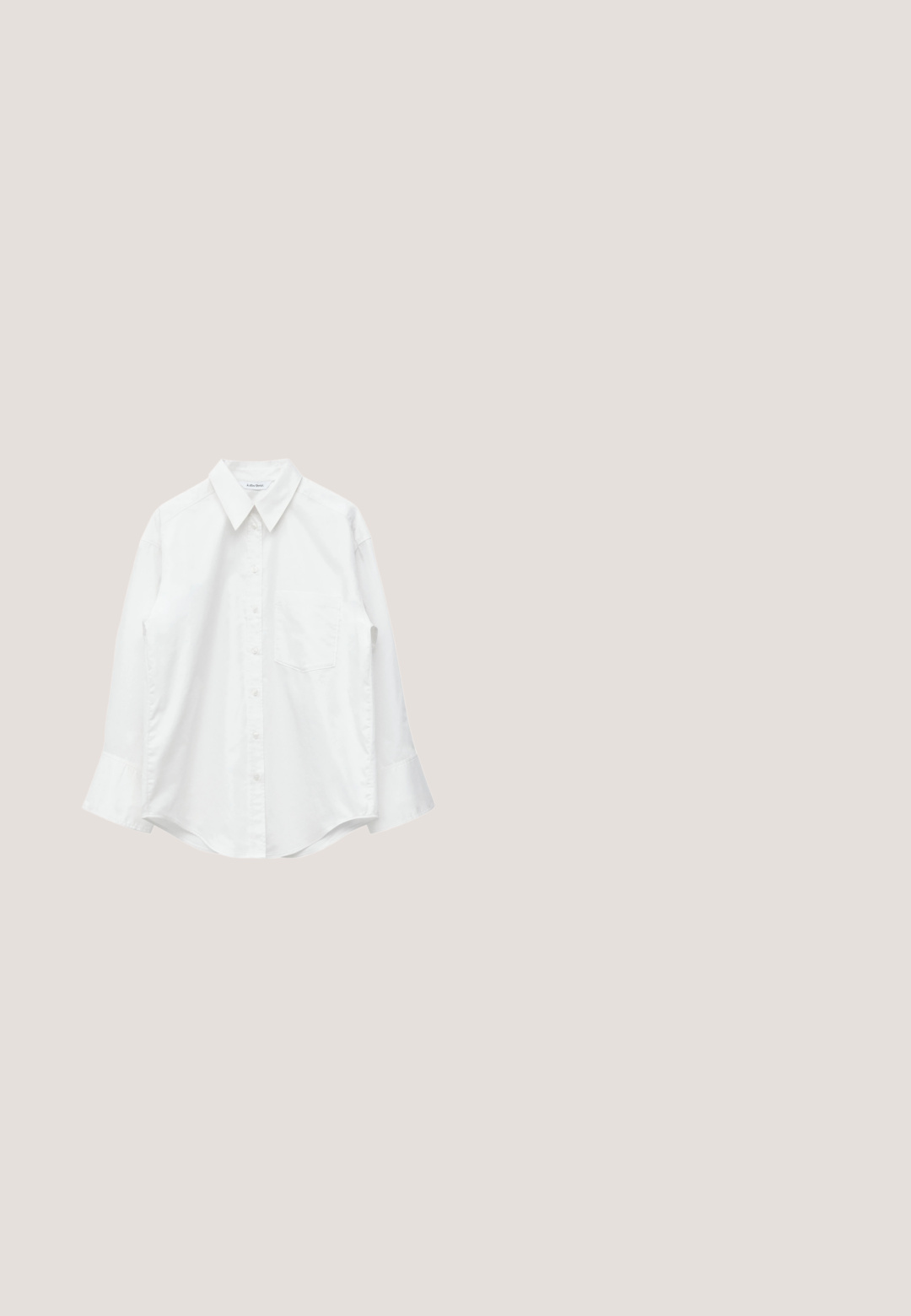 Witte blouse met lange mouwen, knoopsluiting, kraag en één borstzak, plat uitgestald op een witte achtergrond.; Lichtblauwe flared jeans van denim, met vijf zakken, een ritssluiting en een eenvoudig stikselontwerp langs de naden.; Bruine suède loafers met een platte zool en een ronde neus. Heeft een minimalistisch instapontwerp zonder zichtbare hardware of patronen.; Bruine leren tote bag met een gestructureerd ontwerp, voorzien van twee lange handvaten, gouden hardware en een sluitingaccent aan de voorkant.; Gouden oorringen met een gladde, gepolijste oppervlakte en een cirkelvorm. Bevestigd met een studsluiting voor gemakkelijke draagbaarheid.; Lichtbruine leren riem met gouden rechthoekige gesp en gestikte randen, plat neergelegd op een lichte achtergrond.