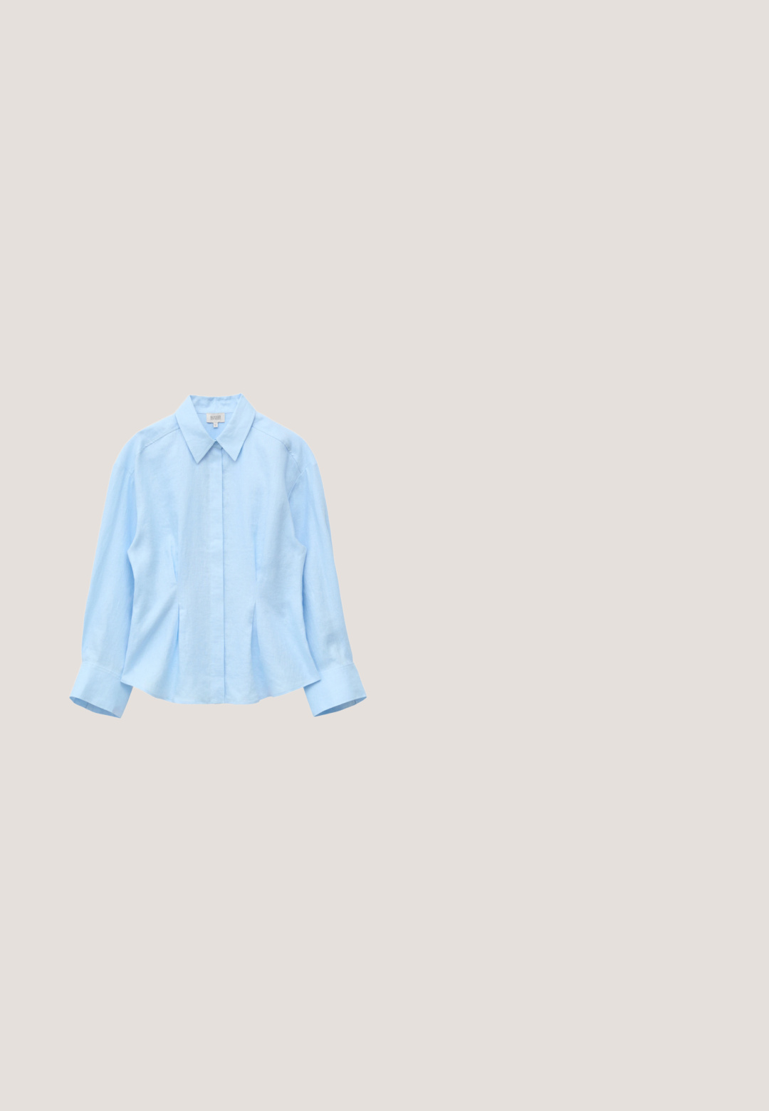 Chemise bleu clair à manches longues, boutonnée, avec col classique et larges poignets, présentée à plat sur fond blanc.; Pantalon large en lin beige taille haute avec fermeture à boutons et plis à l'avant, conçu pour une coupe décontractée.; Sandale noire à glissière avec trois larges brides en matériau texturé. Semelle intérieure beige clair et semelle en texture liège avec des détails blancs.; Lunettes de soleil œil de chat en écaille de tortue avec verres bruns, branches fines, et logo « McQueen » sur les branches, présentées sur un fond blanc.; Sac cabas noir texturé avec de larges poignées arrondies présentant le nom de la marque embossé "Samsøe Samsøe" sur fond neutre.; Bracelet en or rose avec une fine chaîne, arborant un petit charme en forme d'étoile. Fermoir ajustable avec un détail en tag. Texture lisse.
