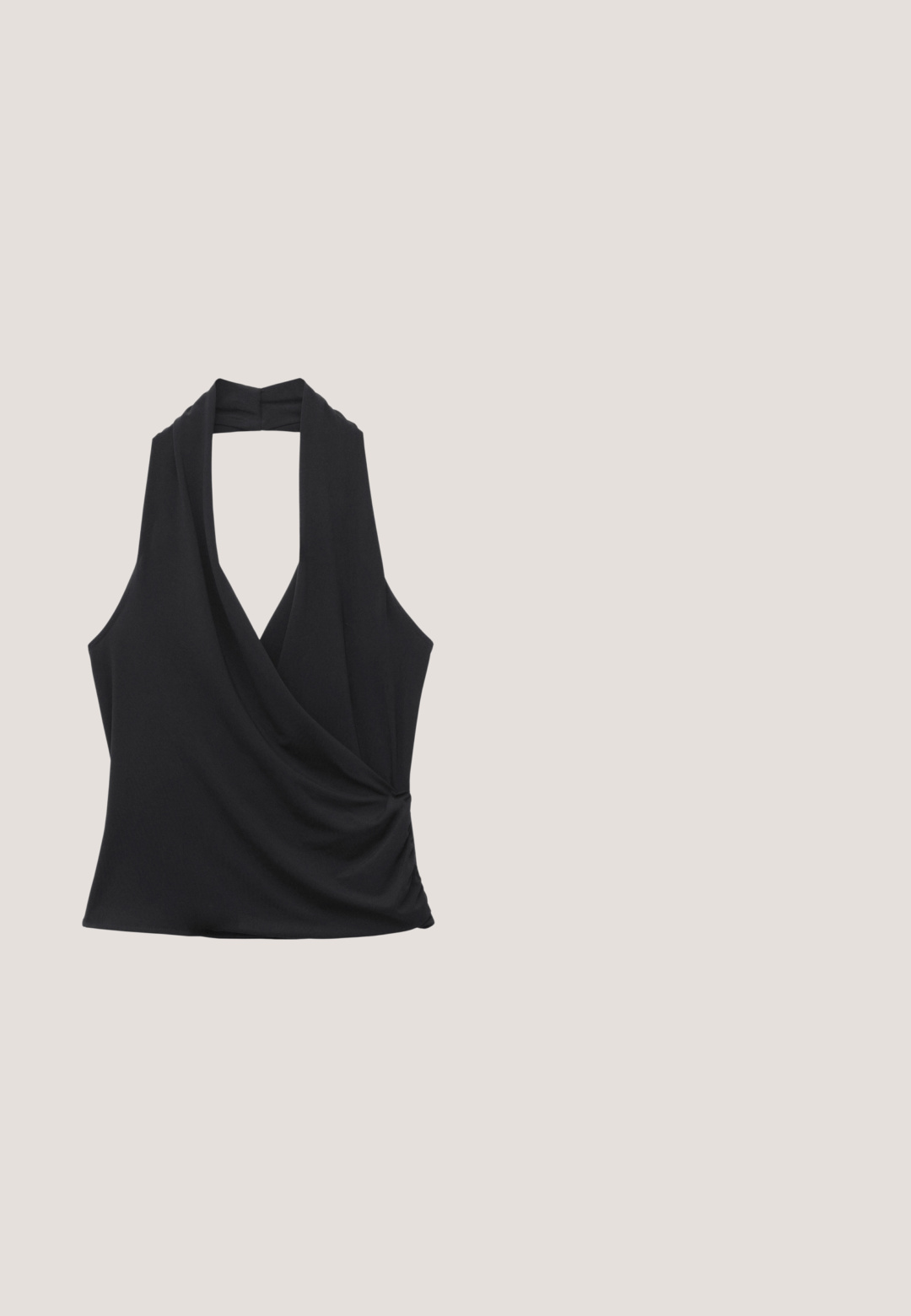 Haut noir sans manches à col halter avec devant drapé et détail froncé sur le côté, sur fond blanc.; Pantalons larges noirs en tissu lisse, dotés d'une taille haute avec une ceinture et un détail de boucle, et des plis avant prononcés.; Mule à bout ouvert en cuir verni noir avec un petit talon fin et un design à enfiler sur un fond gris clair.; Écharpe en soie ornée de dessins floraux noirs sur un fond blanc, bordée d'un contour doré et d'accents rectangulaires marron.; Petit sac à main noir brillant avec deux longues anses et des détails à cordon sur les côtés sur un fond clair uni.; Paire de boucles d'oreilles en métal argenté avec un motif abstrait d'anneaux entrelacés sur fond blanc.