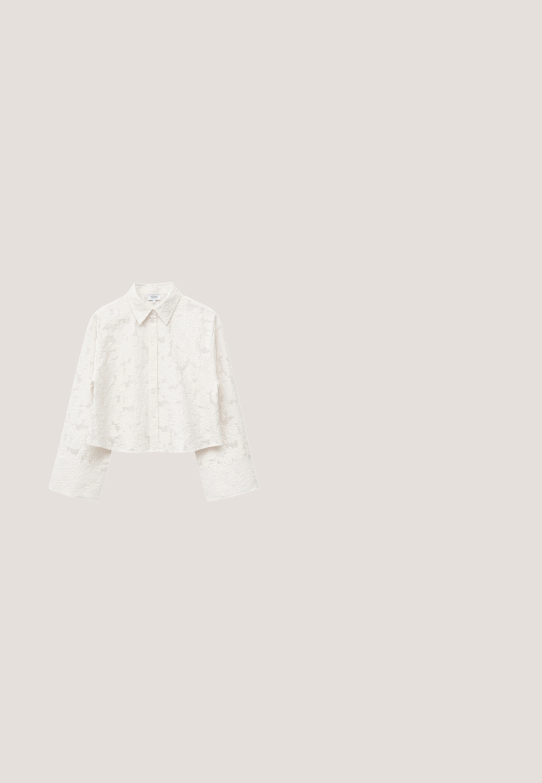Chemise blanche courte à manches longues avec larges poignets et motif floral texturé subtil, col classique et fermeture boutonnée sur le devant.; Pantalon ample de couleur crème avec une taille élastique et des jambes droites sur un fond clair uni.; Mocassin en daim marron avec un détail de boucle dorée et une semelle en caoutchouc à picots, vu de côté sur un fond uni.; Lunettes de soleil rectangulaires avec une monture en plastique jaune clair et des verres dégradés marron. Présentent un marquage minimal sur le côté et des branches élégantes.; Sac cabas en cuir texturé beige avec deux longues poignées nouées près du haut, posé sur un fond clair uni.; Collier délicat en chaîne d'or avec des barres verticales et de petits charms en perles blanches irrégulières espacés uniformément le long de la chaîne.