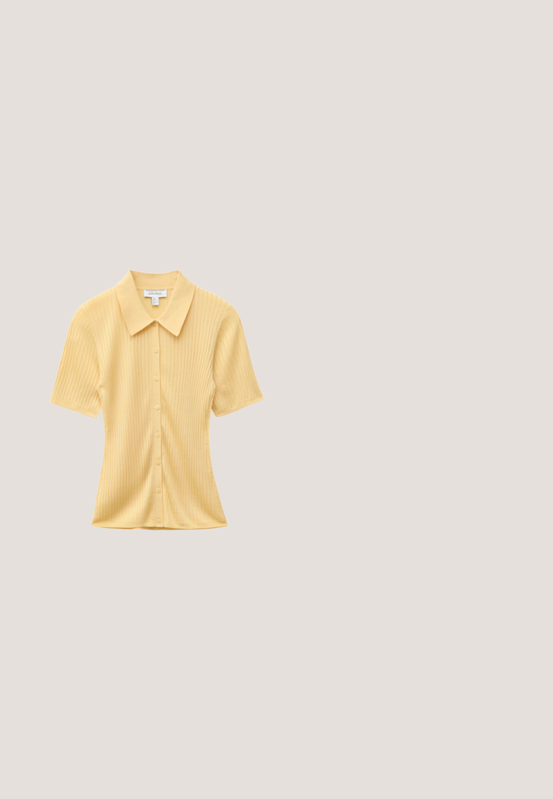 Camisa de manga corta acanalada de color amarillo claro con botones y cuello puntiagudo, mostrada extendida sobre un fondo blanco.; Pantalones anchos negros con una apertura frontal, que presentan una textura suave y un forro blanco en contraste en el dobladillo. Cierre con cremallera en la parte trasera.; Mula abierta burdeos brillante con punta abierta, tacón delgado de altura media y plantilla curva sobre un fondo blanco liso.; Gafas de sol con montura transparente, lentes grises degradadas y varillas beige semitransparentes que reposan sobre una superficie blanca.; Bolso hobo tejido negro con estructura suave y asa integrada, exhibido sobre un fondo liso y claro.; Un charm en forma de perla hecho de perla blanca, con un diseño de cereza dorada con acentos de piedra rosa y un cierre dorado.