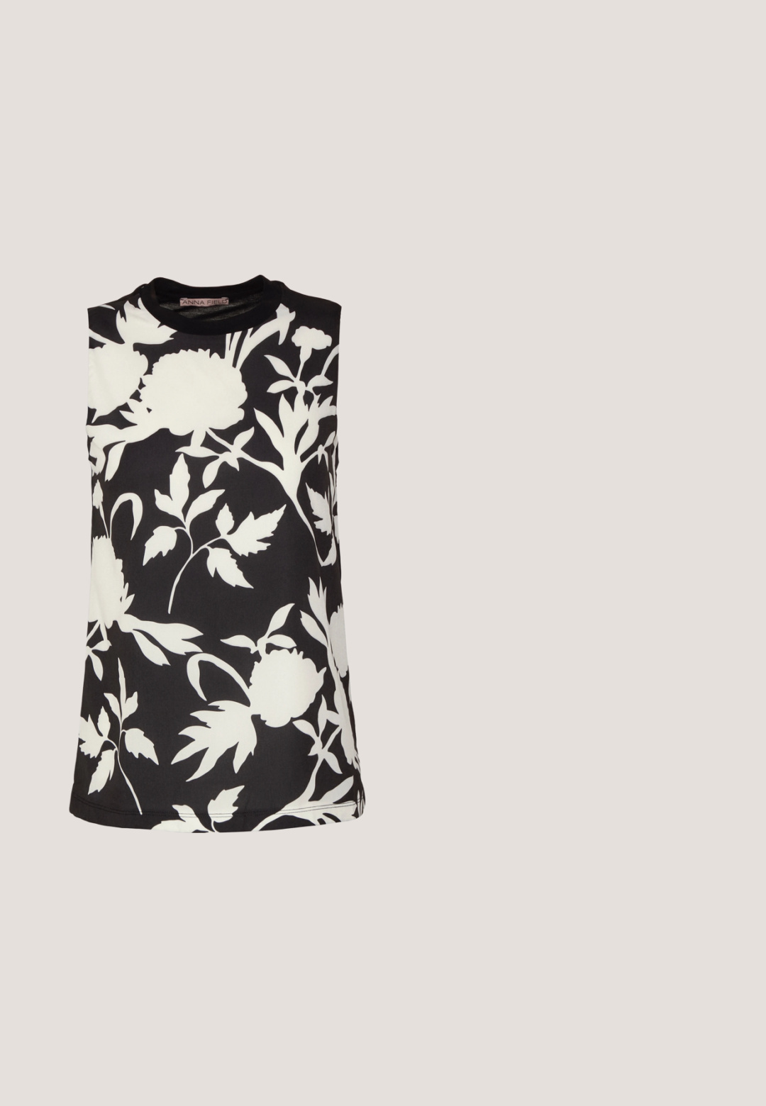 Anna Field by Zalando Bluse - black; Anna Field by Zalando Bukser - black/off white; Sorte slidssandaler med bred rem, flad sål og minimalistisk design. Materialet virker glat med en mat finish.; Sorte rektangulære solbriller med mørkt tonede linser, tyk plastramme og brede stænger. Glat overflade og kantet design.; Sort vævet håndtaske med rundet bund, læderkant, justerbar skulderrem og Samsøe Samsøe logo på toppen af stroppen.; Guld-tone hoop øreringe med en glat, poleret overflade. Har en halvcirkelform og en sikker stiftlukning.