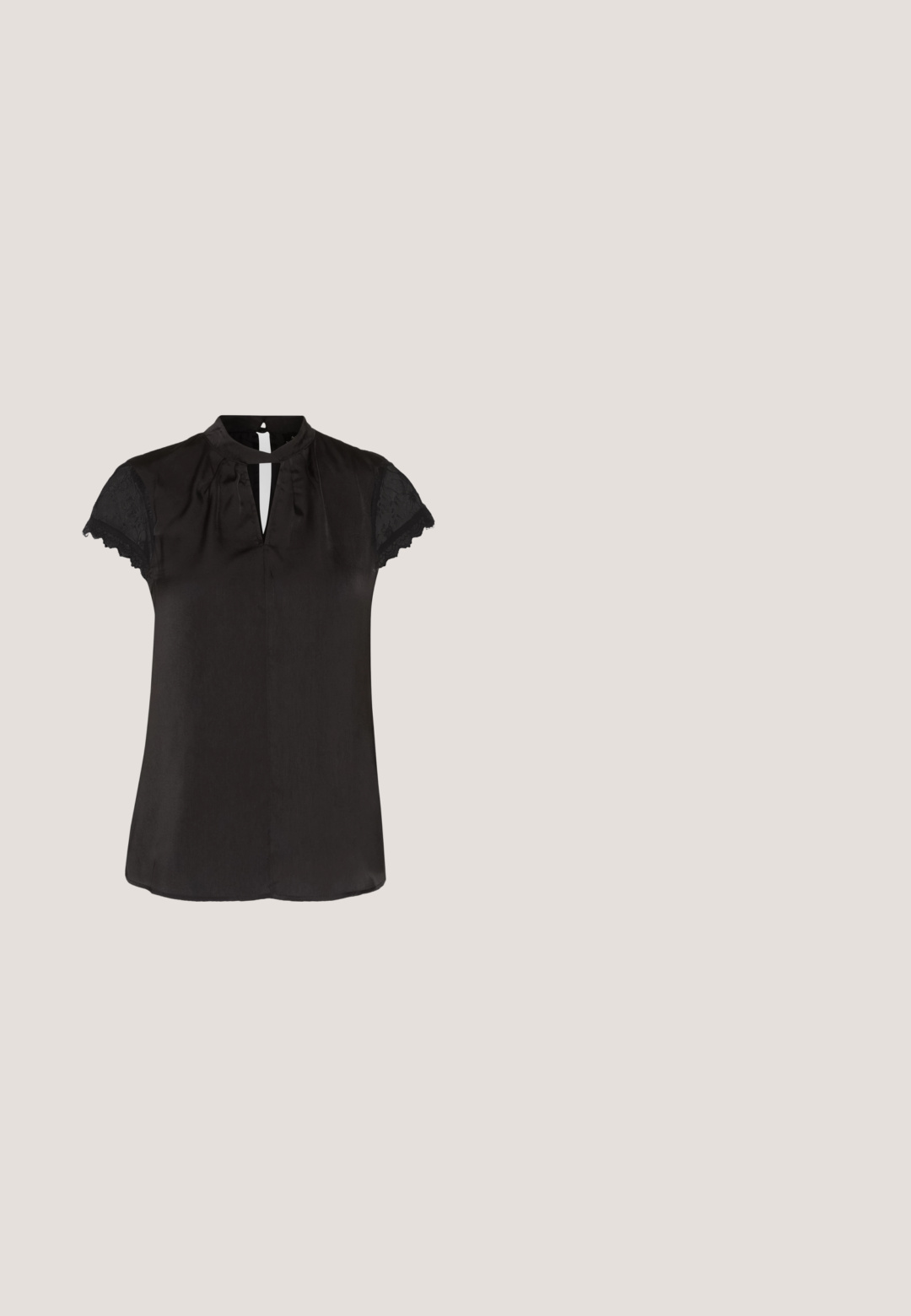 Schwarze Bluse mit hohem Kragen und Schlüssel-Ausschnitt. Kurze Spitze-Ärmel und glatte Stoffoberfläche. Einfaches Design mit taillierter Form.; Schwarze, weite Hose aus glattem Stoff mit einem anliegenden hohen Bund und ohne sichtbare Hardware oder Muster.; Schwarzer Slingback-Schuh aus Lackleder mit spitzer Kappe, niedrigem Blockabsatz und silberfarbenem Schmuckdetail vorne.; Schwarze Cat-Eye-Sonnenbrille mit matter Oberfläche, grauen getönten Gläsern, scharfen Kanten und schlanken Bügeln. Der Markenname ist auf dem inneren Bügel sichtbar.; Pieces PCALUANA SHOULDER BAG - Handtasche - black; Silberner Doppelring mit einer glatten, polierten Oberfläche. Verfügt über ein fließendes, kurviges Design mit überlappenden Abschnitten für einen modernen Look.