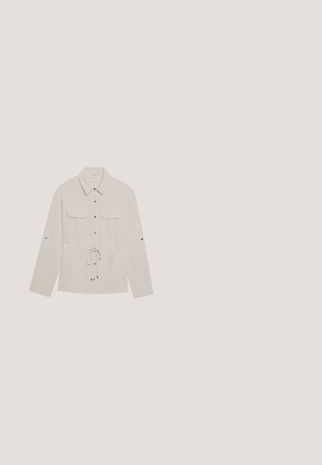 Lys beige langærmet skjorte med krave, to forlommer, snor i taljen og trykknapsdetaljer. Blødt stof med en glat tekstur.; Gul maxi-nederdel med smock-liv, blomster- og geometriske mønstre i hvid og lilla, med to lilla kvaster ved livet.; Brun ruskind ankelstøvle med spidse tæer og en 3,5 cm blockhæl. Har dekorativ syning og en løkker på bagsiden.; Runde, bruntonede solbriller med en glansfuld bordeauxramme. Slanke arme med diskret brandingdetalje. Flad linsedesign.; Brun ruskind rektangulær skuldertaske med fold-over klap og tynd justerbar rem fastgjort med sølvspænder.; Guld øreringe med rektangulære blå ædelsten, der dingler i en kantindfatning mod en ensfarvet hvid baggrund.