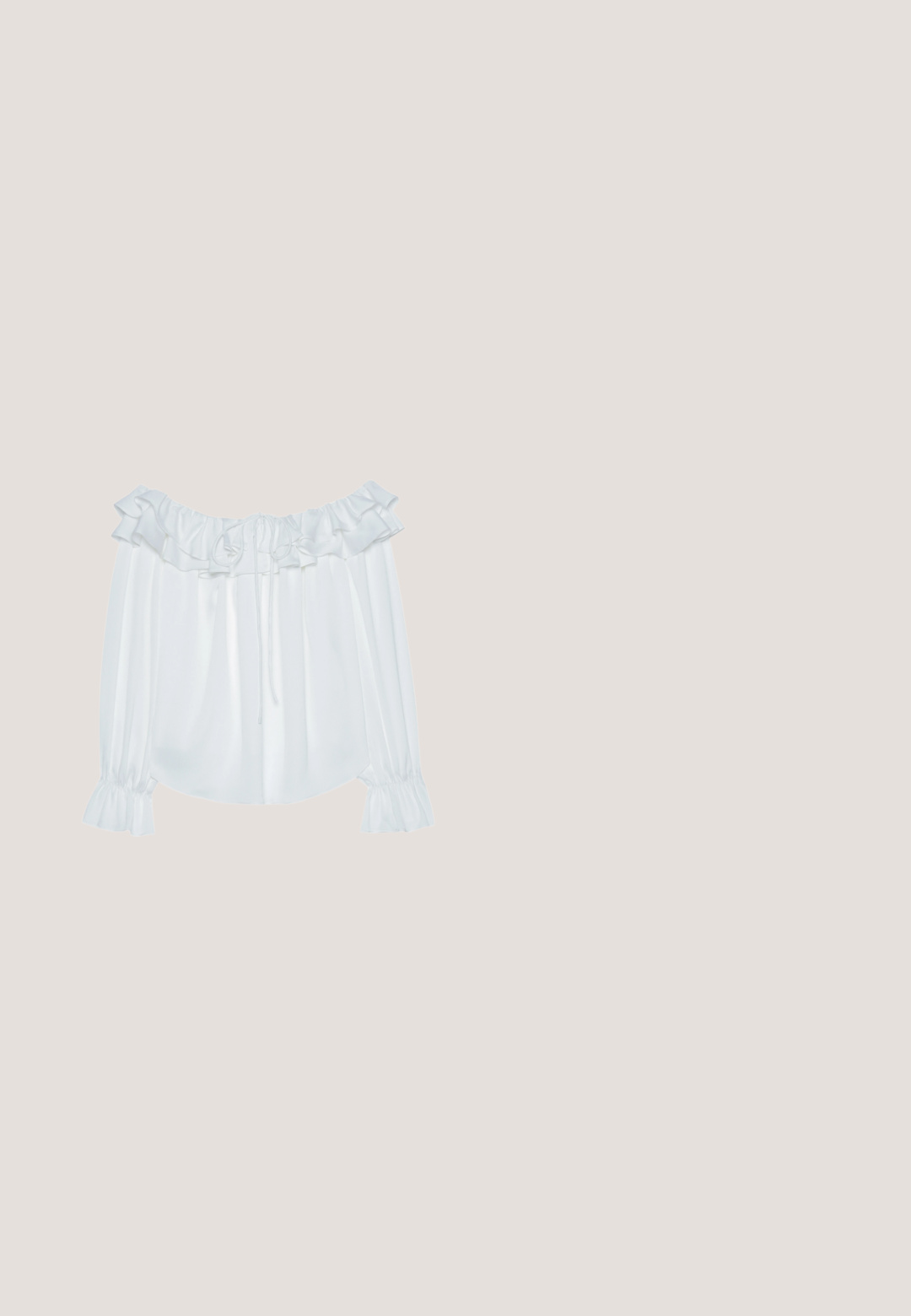 Hvid off-shoulder bluse lavet af glat stof, med flæset halsudskæring, snøring foran og elastiske mansjetter.; Mørkebrune bukser med vide ben, plisseringer og bæltestropper, med lynlås foran og ren kant mod en ensfarvet baggrund.; Brun læder Mary Jane-hæl med sort tåhætte, sort sløjfe, guldbeslået strop og blokhæl på lys tekstureret gulv.; Runde, bruntonede solbriller med en glansfuld bordeauxramme. Slanke arme med diskret brandingdetalje. Flad linsedesign.; Brun vævet læderhåndtaske med hvid piping, guldfarvet lynlås og aftagelig brun stofskulderrem.; Delikat dobbeltlags guldkæde med jævnt fordelt små hvide perler på en ensartet lys baggrund.