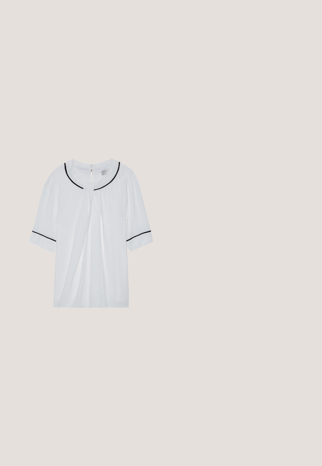 Witte blouse met korte mouwen en een ronde halslijn, voorzien van zwarte afwerking langs de kraag en mouwen, en een keyhole sluiting aan de achterkant.; Zwarte leren A-lijn rok met zichtbare stiksels en een lichte glans, met een hoge taille en een korte zoom.; Zwarte laarzen tot de knie van soepel leer met een vierkante neus en blokhak. Draag ze met een grijze denim rok met een rafelige zoom.; Zilveren metalen ovale bril met heldere glazen, voorzien van decoratieve zijkanten en zwarte uiteinden op de pootjes voor extra grip en comfort.; Kleine zwarte glanzende handtas met twee lange hengsels en zijkant trekkoord details op een effen lichte achtergrond.; Zilveren oorbellen in de vorm van een gladde, glanzende ring. Circulaire vorm, voorzien van een veilige sluiting. Eenvoudig en elegant ontwerp.