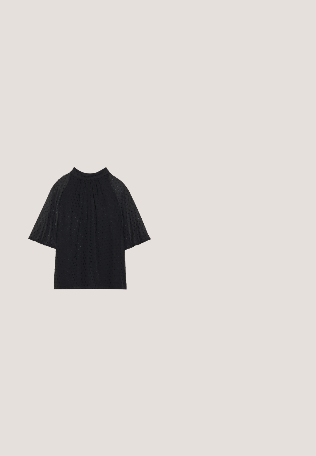 Schwarzes Oberteil mit kurzen, transparenten Ärmeln, das ein strukturiertes Muster aufweist. Der gefältelte Ausschnitt und der lockere Schnitt sorgen für eine entspannte Silhouette.; Schwarze Leder-Hose mit weiter Beinform, glatter Textur, Gürtelschlaufen und einem Reißverschluss vorne. Sie zeichnet sich durch eine lockere Passform und saubere Nähte aus.; Schwarzer Lederslingback mit hohem Absatz, spitzer Zehenpartie und rundem Schnallendetail, vor grauem Boden und unscharfem Hintergrund.; Weiße Kunstleder-Handtasche mit einer strukturierten dreieckigen Form, einem verstellbaren Einzelgurt und einem Klappenverschluss mit geschwungenen Akzenten.; Zwei zarte goldene Ketten liegen auf einer weißen Oberfläche; eine mit einem runden Perlmutt-Anhänger, die andere ein einfacher Kettenarmband.; Breiter schwarzer Ledergürtel mit zwei rechteckigen Schnallen in Goldoptik, auf einfachem weißem Hintergrund platziert.