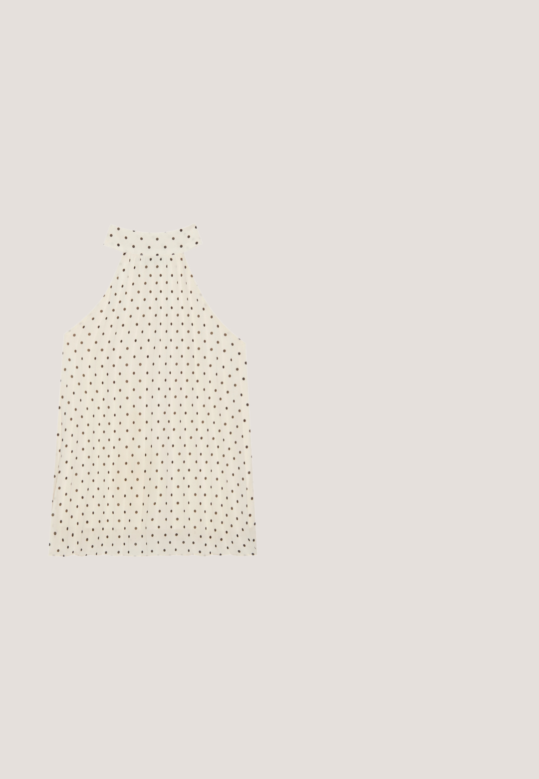 Mouwloze haltertop in crèmekleur met bruine stippen, met een hoge halslijn en geplooide stof voor extra textuur.; Zwarte leggings van glad, rekbaar materiaal. Hoge tailleband met een nette afwerking. Geen zichtbare patronen of hardwaredetails.; Bruine gepatineerde leren ballerina's met een spitse neus, voorzien van twee verstelbare banden en zilveren gespen, en een lage, vierkante hak.; Schildpadgespiegeld zonnebril met een chunky vierkant montuur, gradient lenzen en slanke armen met een subtiel patroon en logo-detail.; Zwarte gehaakte tote tas met getextureerde vierkante patronen en twee schouderriemen, staand tegen een effen achtergrond.; Oorbellen in goudkleur met twee gelaagde, getextureerde bloemen met gedetailleerde bloembladen en centrale kraalaccenten.