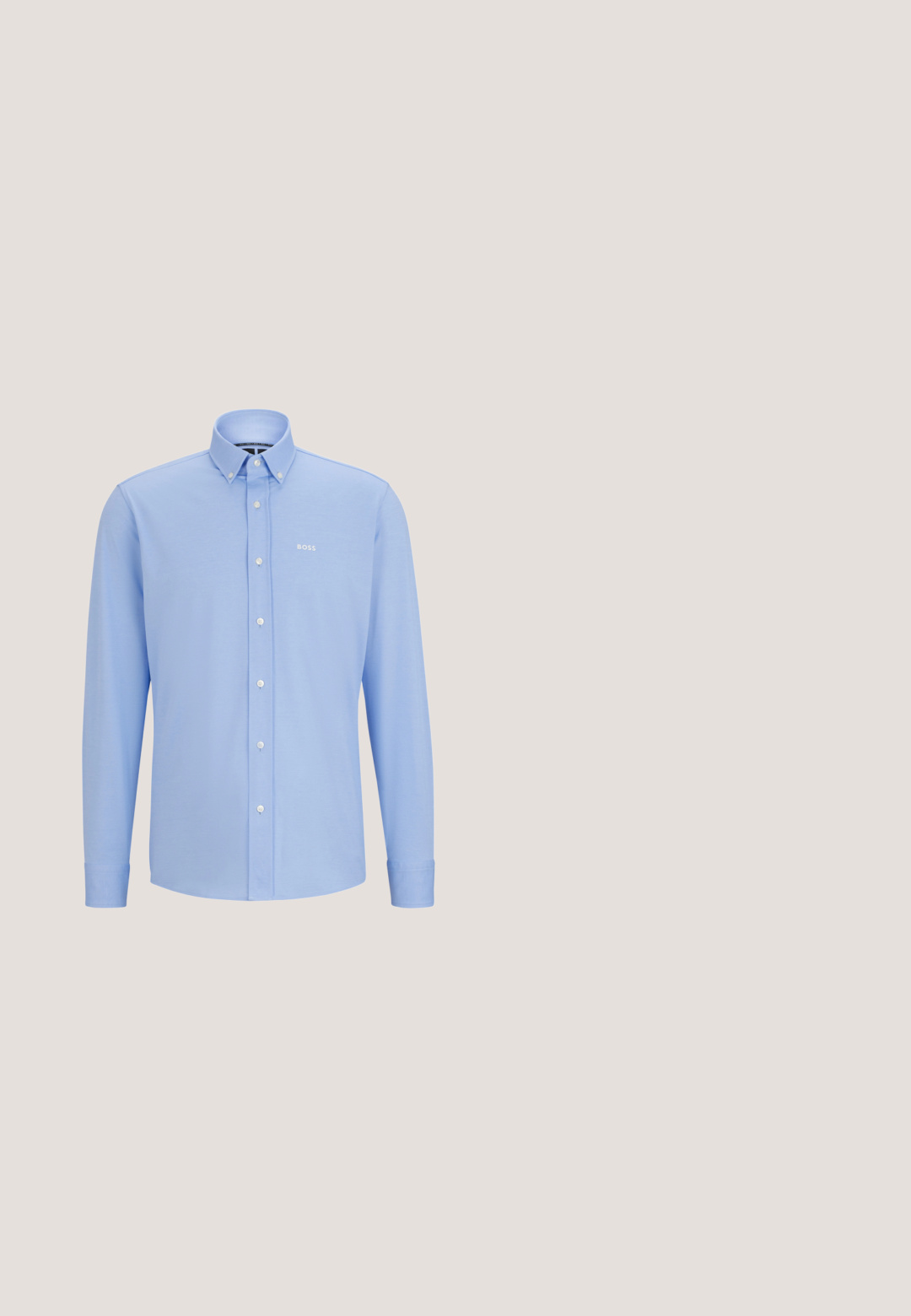 Camisa de manga larga azul claro con cuello abotonado, cierre frontal de botones y pequeño logo blanco en el lado izquierdo del pecho. Textura de tela suave.; Pantalones a rayas gris claro hechos de una tela texturizada, que presentan un diseño clásico, un corte recto y dos bolsillos frontales.; Zapato mocasín de cuero negro suspendido sobre una alfombra beige con muebles modernos de color ámbar en el fondo.; Pañuelo de bolsillo de seda azul plegado con un pequeño patrón geométrico repetido y un borde blanco sobre un fondo liso.; Maletín negro de cuero texturizado con dos asas y una correa de hombro desmontable, con cremallera plateada y herrajes metálicos.; Cinturón de cuero negro con hebilla rectangular plateada enrollado sobre un fondo liso y claro.