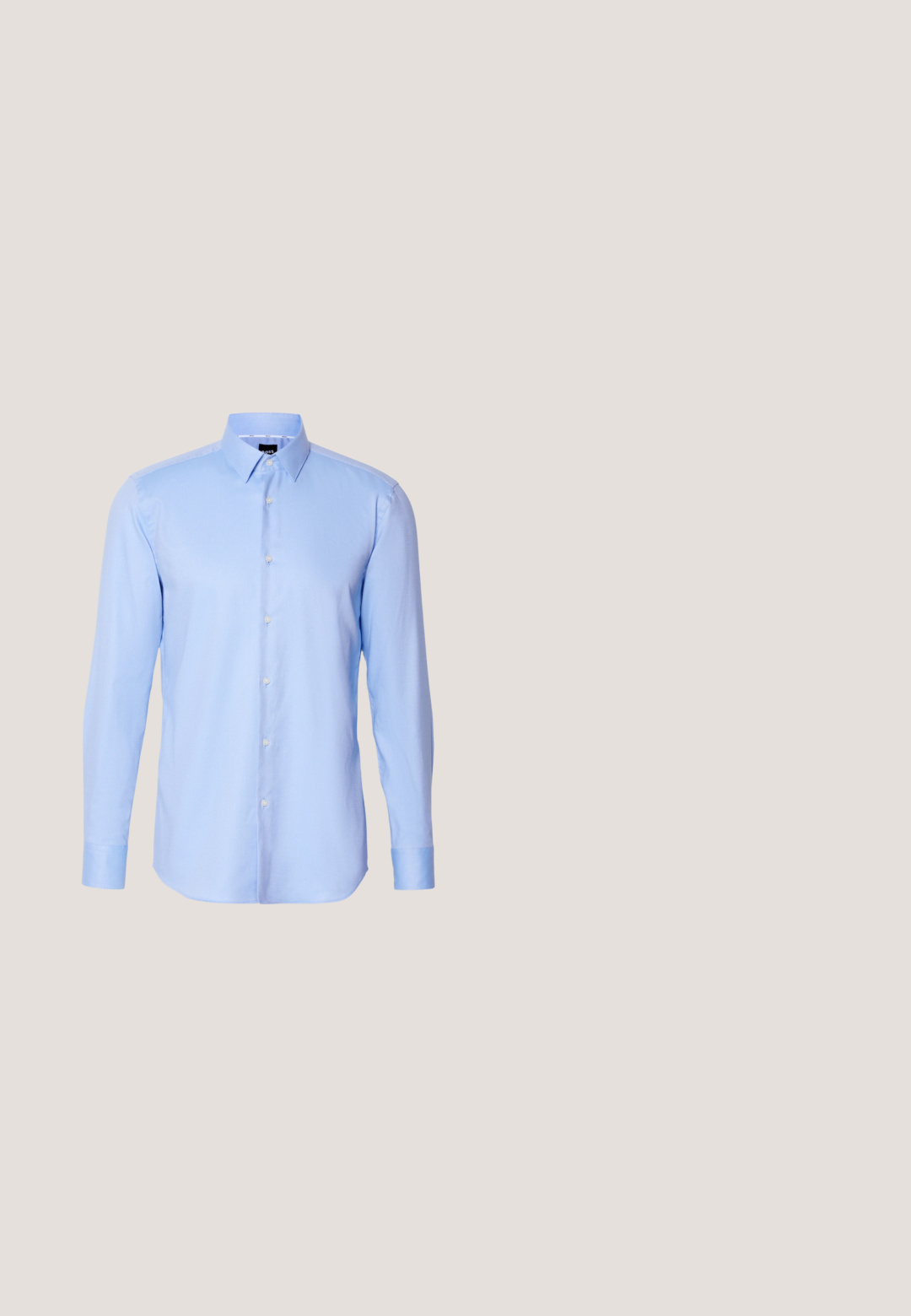 Chemise à manches longues bleu clair, boutonnée, en tissu texturé avec un col pointu et une fermeture classique à boutons à l'avant.; Pantalon ajusté bleu marine, à devant plat, slim fit, avec passants de ceinture et poches latérales. Tissu lisse avec une finition nette, sans motifs ni accents visibles.; Chaussure de ville en cuir noir avec un bout arrondi, texture lisse, coutures minimales et une semelle plate avec un branding discret au niveau du talon.; Cravate bleu marine à petits pois blancs, posée à plat sur un fond clair, extrémité fine en haut et extrémité large en bas.; Mallette en cuir noir avec double poignée, bandoulière amovible et fermeture éclair sur le dessus, sur un fond clair uni.; Ceinture en cuir noir à finition lisse, avec une boucle rectangulaire en métal argenté et plusieurs trous de réglage.