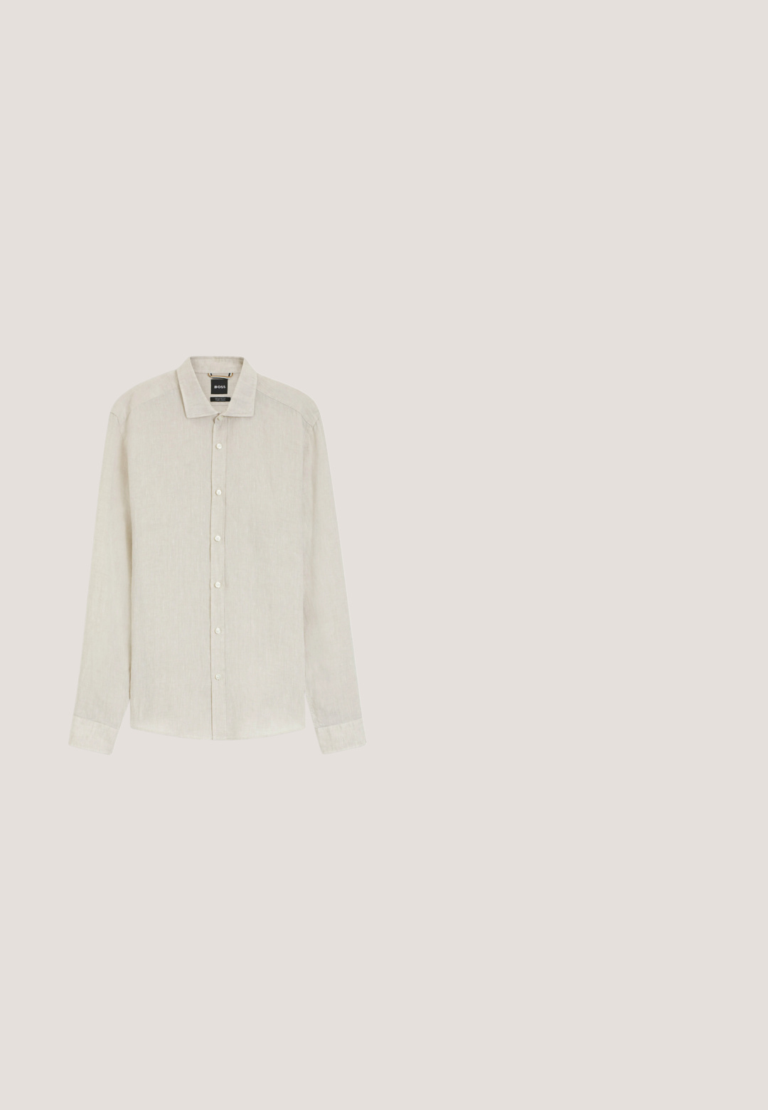 Camisa beige de manga larga con botones, cuello, puños abotonados y etiqueta de la marca BOSS en el interior del escote.; Pantalones marrones a medida con corte recto, pinzas simples, trabillas para cinturón y cierre frontal con botón. Tela suave con una textura mate.; Zapato de vestir marrón para hombre, de cuero con cordones, suela negra, tacón bajo y acabado liso sobre un fondo liso.; Corbata marrón oscura con un sutil patrón circular repetido, colocada plana sobre un fondo gris claro.; Maletín de cuero marrón con asas superiores, herrajes plateados y correa de hombro ajustable sobre un fondo claro y liso.; Cinturón de ante marrón con textura suave, hebilla de metal plateado y diseño sencillo. Cuenta con un interior de cuero y detalles de costura.