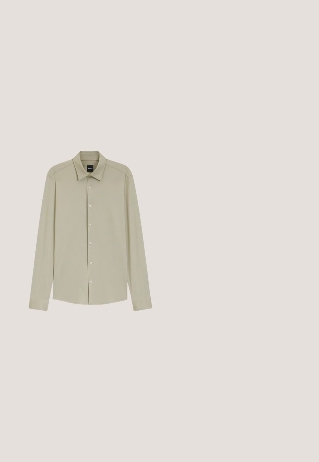Beige overhemd met lange mouwen, knoopsluiting, spitse kraag en zichtbaar BOSS-merklabel aan de binnenkant van de halslijn.; Beige, recht gesneden herenkostuumbroek met voorplooi, ceintuurlussen en verborgen sluiting aan de voorkant tegen een effen achtergrond.; Zwarte leren instapper met een crèmekleurige bovenkant en zwarte accentstrepen, kenmerkend door een lage hak en gedetailleerde stiksels langs de randen.; Calvin Klein SLIDELL SOLID - Stropdas - black; Zwarte gestructureerde leren aktetas met dubbele handvatten en zilveren ritstrekkers, gecentreerd op een witte achtergrond.; Zwarte leren riem met een gladde afwerking, voorzien van een zilveren vierkant gesp waarop "Calvin Klein" is gegraveerd en een bruine binnenvoering.