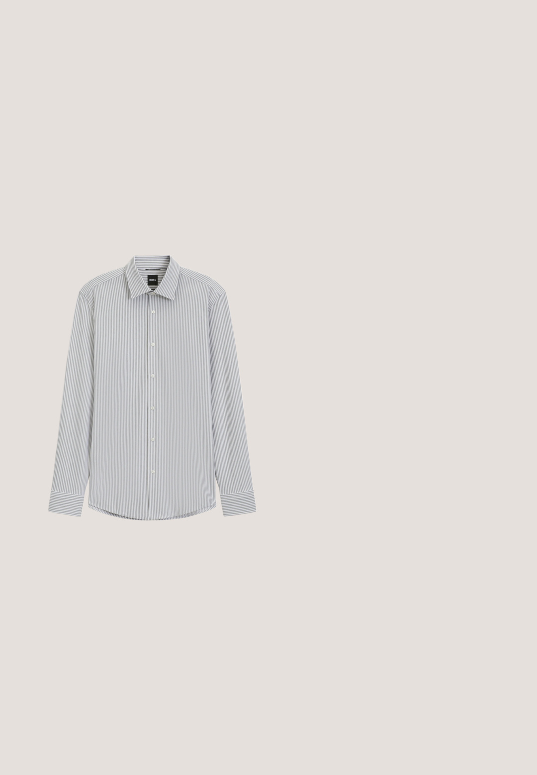 Chemise à manches longues boutonée avec des rayures verticales blanches et gris clair et un col pointu, étiquetée avec la marque Boss à l'intérieur du col.; Pantalon gris à rayures fines avec une coupe ajustée, présentant des plis avant, des passants de ceinture et une texture lisse. Design à jambes droites, ourlets nets.; Chaussure habillée en cuir noir avec lacets flottant au-dessus d'un tapis beige, une table ronde orange en arrière-plan.; Lunettes de soleil carrées noires avec des verres foncés. Fabriquées en plastique, avec des côtés texturés et un design minimaliste. Détails près des charnières.; Sac bandoulière en cuir noir texturé avec deux compartiments zippés et une bandoulière réglable sur un fond clair uni.; Ceinture en cuir noir au fini lisse, avec une boucle carrée en argent gravée "Calvin Klein" et une doublure intérieure en marron.
