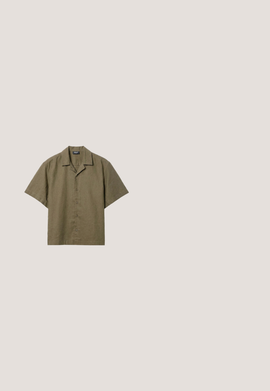Camisa de manga corta color verde oliva con botones y cuello campestre, mostrada extendida sobre un fondo claro.; Pantalones cortos de lino beige con corte recto, que presentan pinzas delanteras, cierre de botón y detalles de dobladillo vuelto. Textura suave con diseño minimalista.; Sandalia deslizante de tiras cruzadas en color marrón con acabado mate, suela negra plana y textura suave. Diseño minimalista sin herrajes visibles.; Gafas de sol rectangulares con montura carey y lentes con degradado oscuro, descansando sobre una superficie blanca, inclinadas para mostrar los detalles del lado izquierdo del marco.; Bolsa de lona en crema claro con un gran diseño cursivo en verde oliva oscuro que dice "LD". Cuenta con dos asas resistentes para llevar.; Cinturón de cuero trenzado marrón con una hebilla de metal plateado brillante, que presenta una textura trenzada y un acabado suave en la correa de la hebilla.