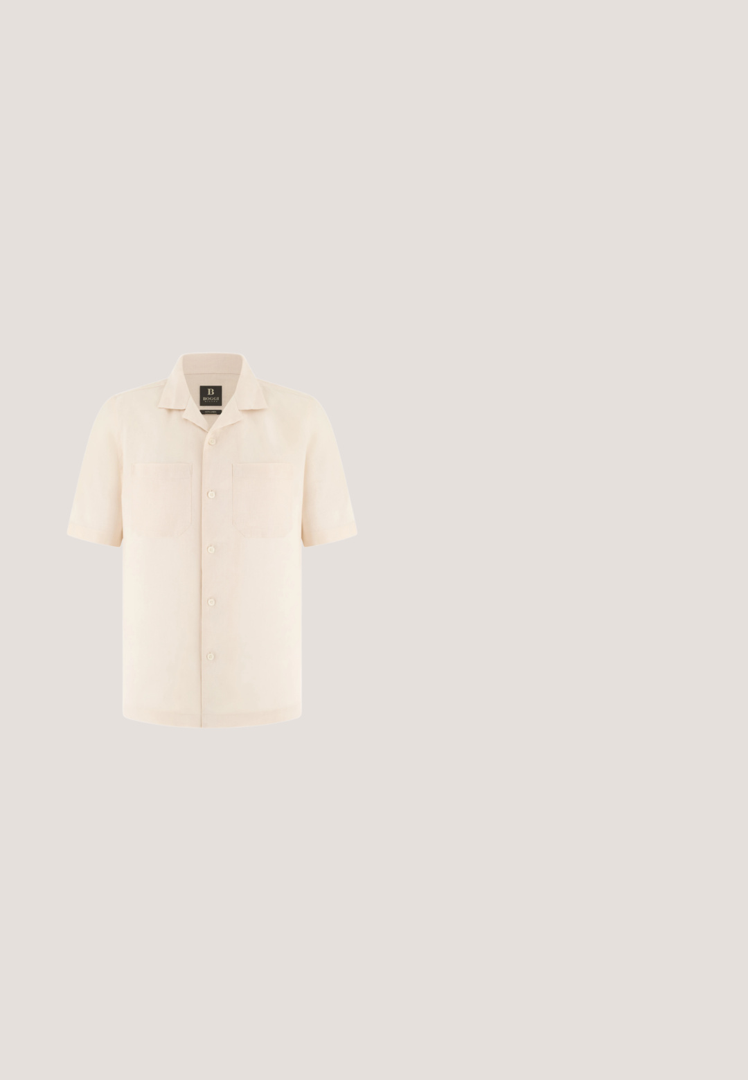 Camisa beige de manga corta con botones, cuello campestre y dos bolsillos en el pecho, confeccionada en 100% lino de Boggi Milano.; Shorts beige hechos de una tela ligera, con un diseño frontal plano, bolsillos laterales y un cierre de botón en la cintura.; Sandalia de cuero marrón con tiras cruzadas, suela plana negra y "bugatti" grabado en la tira superior, vista lateral sobre fondo blanco.; Gafas de sol de carey marrón con montura redondeada, lentes verdes y brazos de patilla con patrón. Presenta el logo de la marca en un brazo.; Bolso tote de lona beige con asas color cuero, etiqueta negra de Coach y logo de Coach New York en el centro delantero.; Cinturón de cuero trenzado en marrón oscuro con una hebilla rectangular metálica plateada, mostrado enrollado sobre un fondo blanco.