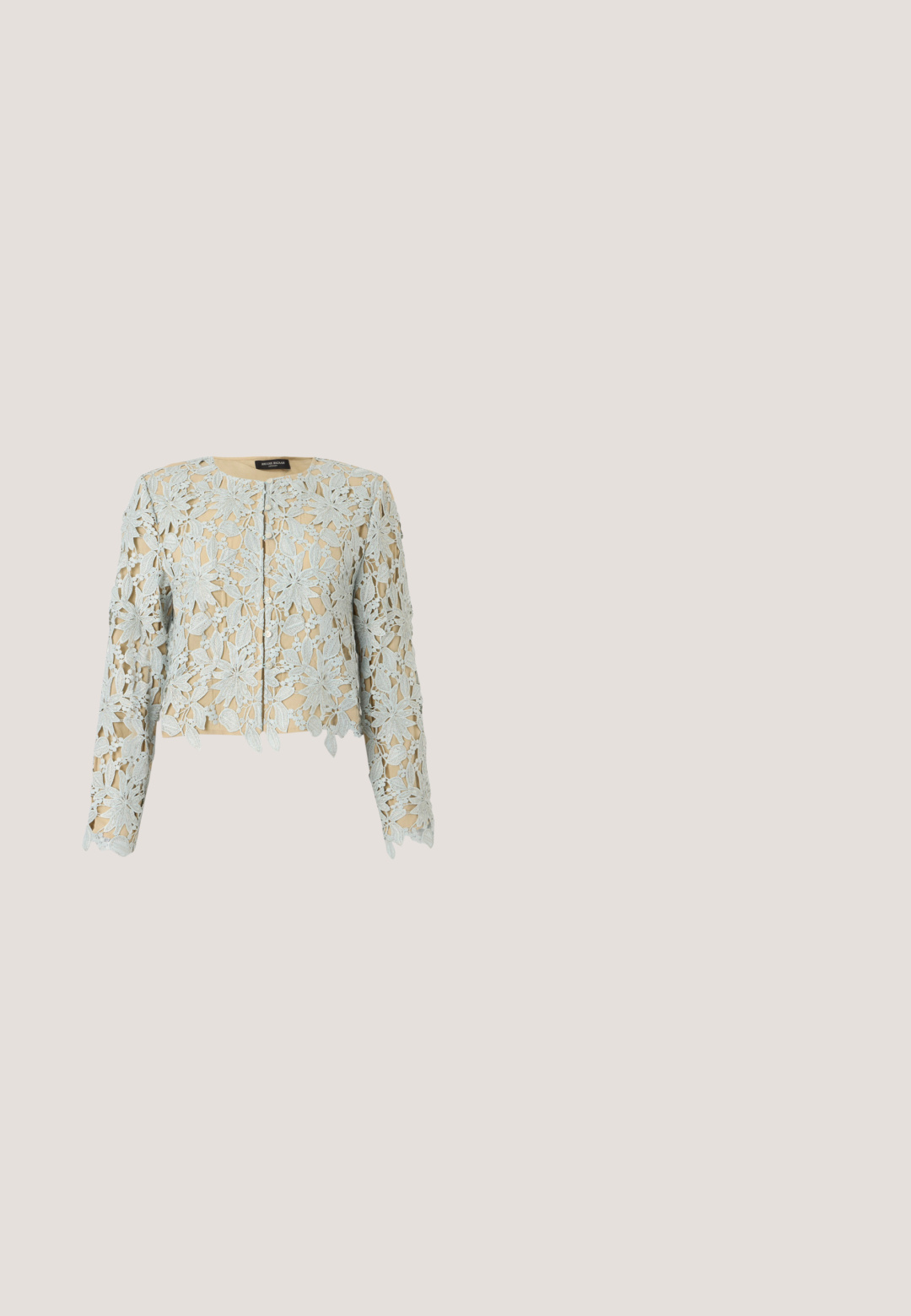 Veste beige à manches longues avec superposition en dentelle florale bleu pâle, col rond et fermeture boutonnée devant.; Jupe midi blanche taille haute avec tissu froncé pour du volume et une ceinture large et lisse, présentée sur fond blanc.; Chaussure à talon haut en cuir verni beige avec bout pointu et bride à la cheville ornée d'une petite boucle, vue de côté.; Lunettes de soleil rectangulaires avec une monture en plastique jaune clair et des verres dégradés marron. Présentent un marquage minimal sur le côté et des branches élégantes.; Petit sac à main en cuir jaune pâle avec devant froncé, ferrures dorées et bandoulière réglable sur fond blanc.; Boucles d'oreilles clous ton or avec un design floral en perles et cristaux, dotées de fermoirs transparents sur fond blanc.