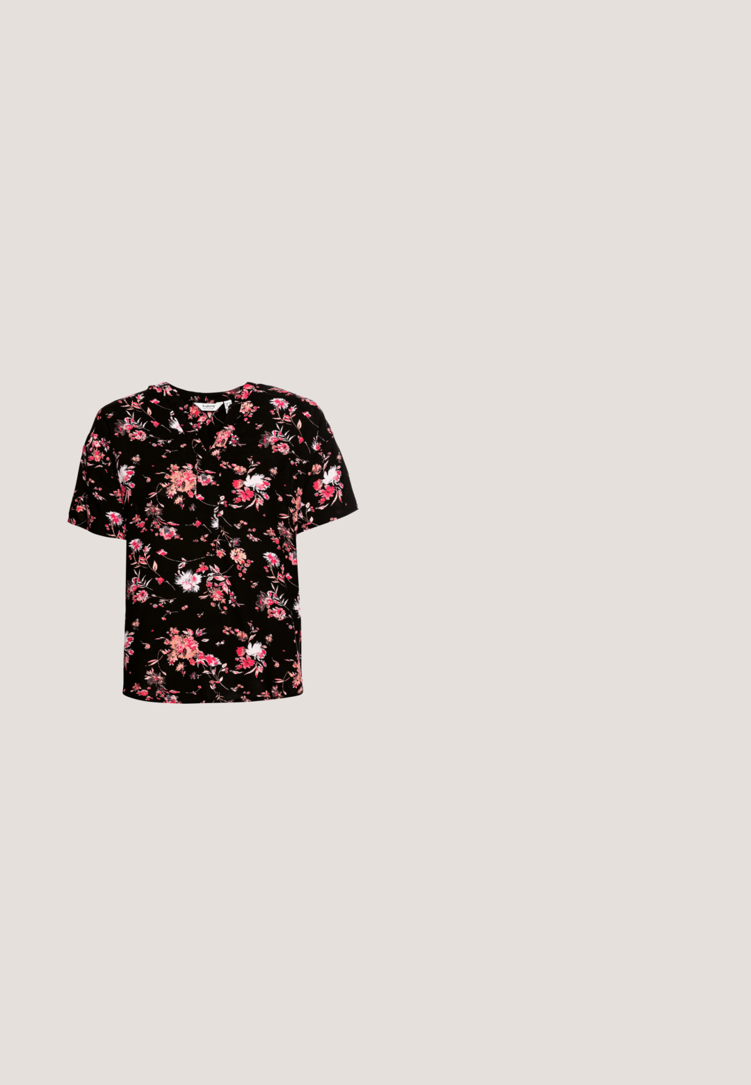 Blouse noire à manches courtes avec un motif floral en rose et blanc. Dotée d'un décolleté en V et d'un tissu doux et texturé.; Shorts noirs avec une taille élastique ornée de volants, fabriqués dans un tissu texturé, dotés de poches latérales et d'une coupe décontractée.; Sandale noire à semelle plate avec une large sangle, boucle ajustable et texture mate lisse. Design simple sans motifs supplémentaires.; Lunettes de soleil en métal noir avec des verres ronds, teintés foncés, branches fines et plaquettes de nez réglables, arborant un design minimaliste sans logo visible.; Sac à épaule en tissu noir avec une surface texturée douce, de forme arrondie et une seule sangle. Design minimaliste sans accessoires ni quincaillerie visibles.; Boucles d'oreilles en argent, de forme circulaire, avec une texture lisse et brillante, et une largeur constante. Design minimaliste sans accents supplémentaires.