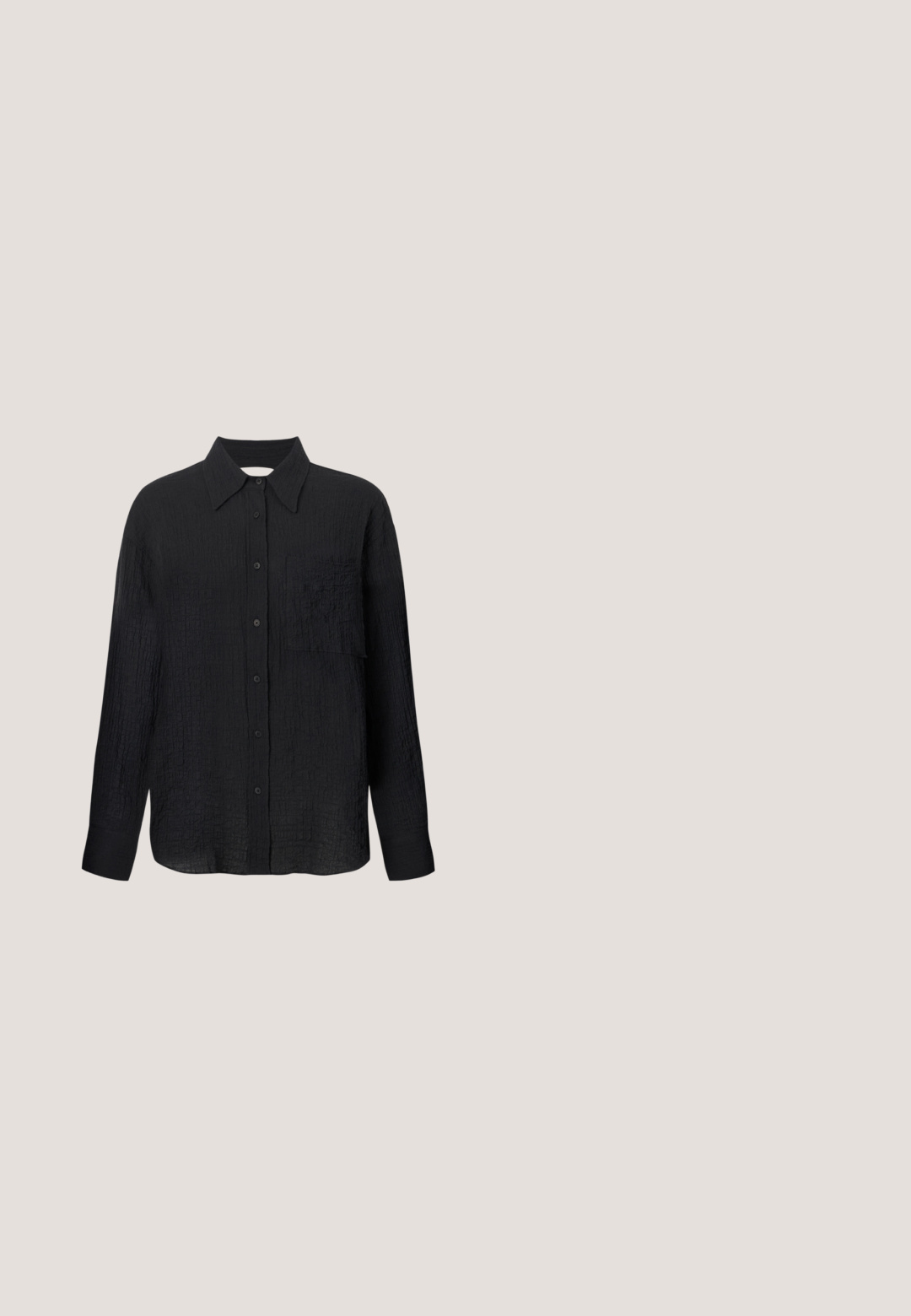 Zwarte overhemd met knopen, voorzien van een gestructureerd patroon, puntige kraag, lange mouwen en een borstzak. Gemaakt van lichtgewicht stof.; High-waisted, straight-leg jeans in dark wash denim, met een rafelige zoom en een klassieke vijf-pocket ontwerping met zilveren hardware.; Zwarte patenten leren sandalen met banden, een vierkante neus en een lage blokhak. Voorzien van goudkleurige hardware en verstelbare enkelsbandjes.; Zwarte zonnebril met een geometrisch, hoekig ontwerp. Bruine lenzen, kunststof montuur, gouden hardware accenten op de pootjes.; Zwarte gestructureerde leren schoudertas met verstelbare riem en zilveren rits, voorzien van klein wit "Coccinelle"-logo aan de voorkant.; Zilveren oorbellen met een gedraaid ontwerp. Afgeronde randen en een glanzende afwerking. Open sluitingen voor gemakkelijk dragen. Soepele textuur over het geheel.