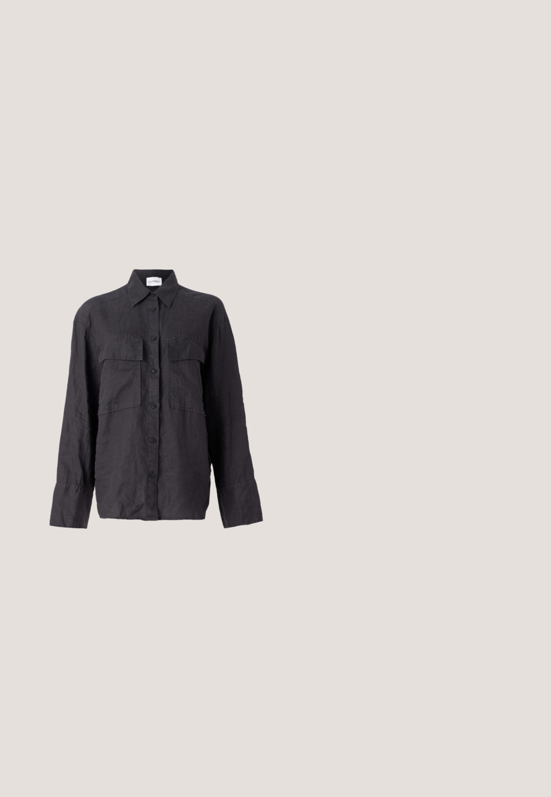 Chemise en lin noir avec un devant boutonné, deux poches sur la poitrine, des manches longues et un col classique. Tissu texturé avec une coupe décontractée.; Won Hundred ALEXANDRA - Jean boyfriend - tinted black; Sandale à talon en cuir gris avec une bride nouée sur les orteils et des lacets enroulants autour de la cheville, sur un talon moyen et fin, sur fond blanc.; Lunettes de soleil noires en forme carrée avec des verres sombres, une monture en plastique épaisse et des tempes élégantes. Présente un marquage subtil sur le côté.; Sac à main en cuir noir avec un design plissé, une sangle unique, un cadre métallique argenté et deux grandes fermoirs ronds en argent.; Boucles d'oreilles en créoles entrelacées en or et en argent avec des finitions lisses et brillantes ; elles disposent d'un fermoir à tige pour un port sécurisé.