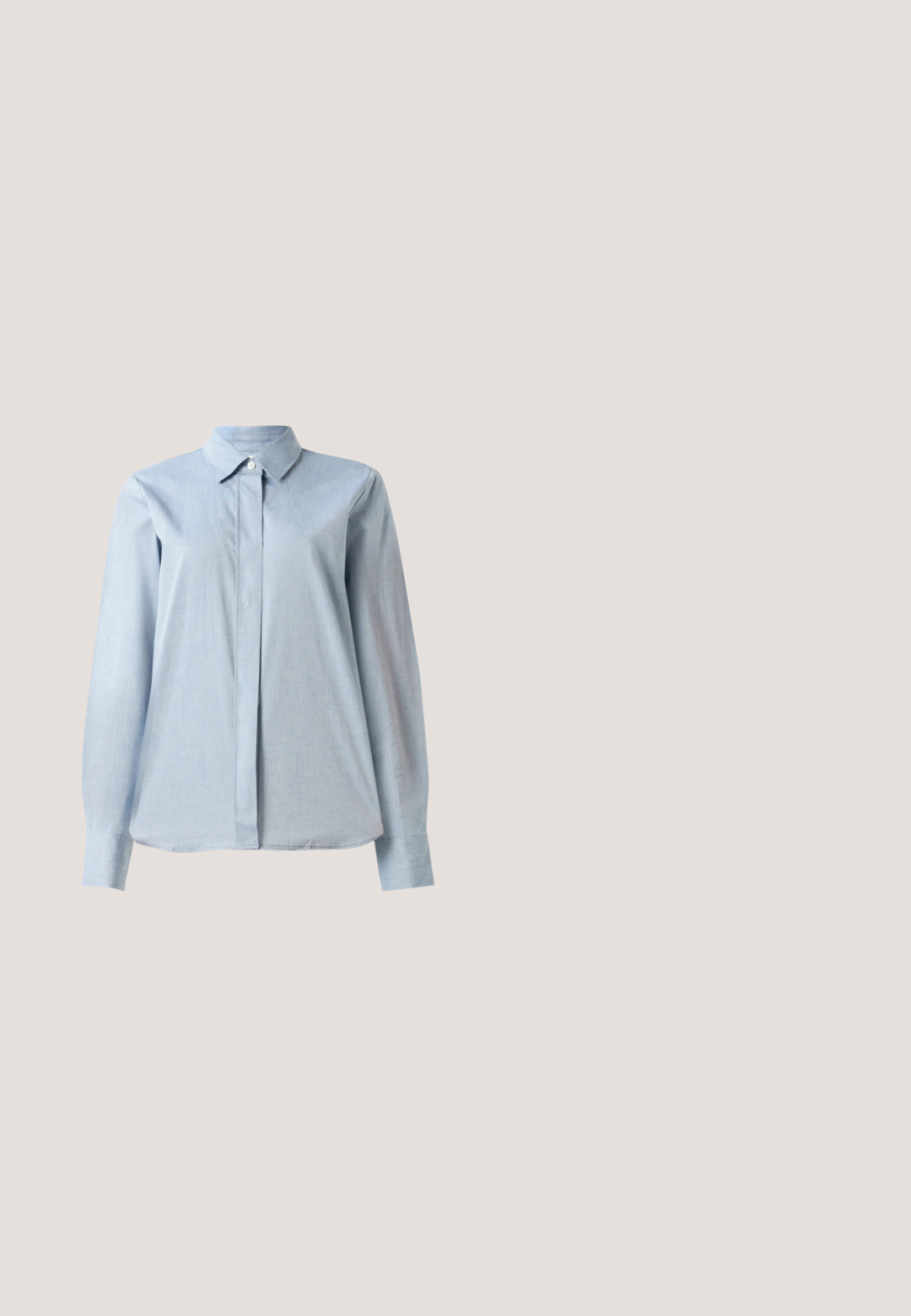 Lysblå skjorte med knaplukning, der har krave, lange ærmer, en frontplacket og en glat stofstruktur. Nederkanten er let buet nederst.; Bredde ben jeans i off-white denim, med højt liv, frontlukning med knap og diskret syninger langs sømmene. Glat tekstur.; Sort læderstøvle til midt på læggen med spids tå og lav kittenhæl, vist fra siden på en ensartet lys baggrund.; Beige læder skuldertaske med flettede kanter, guldkæde strop og en cirkulær guldfarvet vedhæng med initialerne MK.; Chunky guld hoop øreringe med et let snoet, rørformet design og postsystem bagpå, på en hvid baggrund.; Beige læderbælte med sølv rund spændelås, snoet på hvid baggrund.