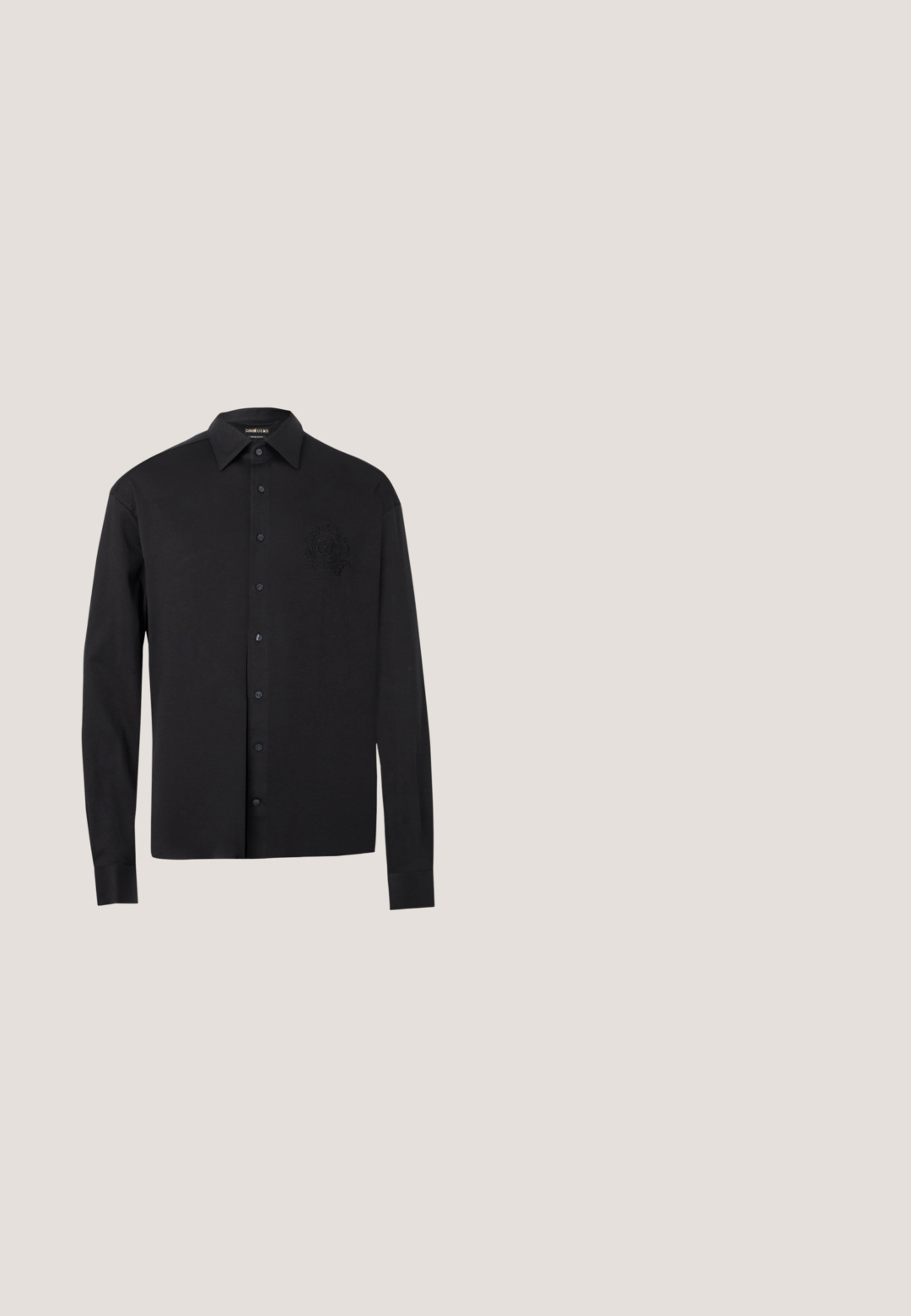 Zwart overhemd met lange mouwen en knopen, voorzien van een puntige kraag en een subtiel geborduurd logo op de linkerborst, getoond tegen een witte achtergrond.; Zwarte op maat gemaakte broek van gladde stof. Kenmerkt zich door een rechte pijp, een enkele knoopsluiting en riemlussen. Geen zichtbare patronen of accenten.; Zwarte leren instappers met een ronde neus, voorzien van een gouden hardware accent en stikdetails, geplaatst op een lage, getextureerde rubberen zool.; Dolce&Gabbana Zonnebril - black; Zwarte smalle stropdas van gladde stof, plat uitgestald op een lichte achtergrond.; Zwarte leren riem opgerold, zilverkleurige rechthoekige gesp gegraveerd met "Karl Lagerfeld Jeans", op een effen witte achtergrond.