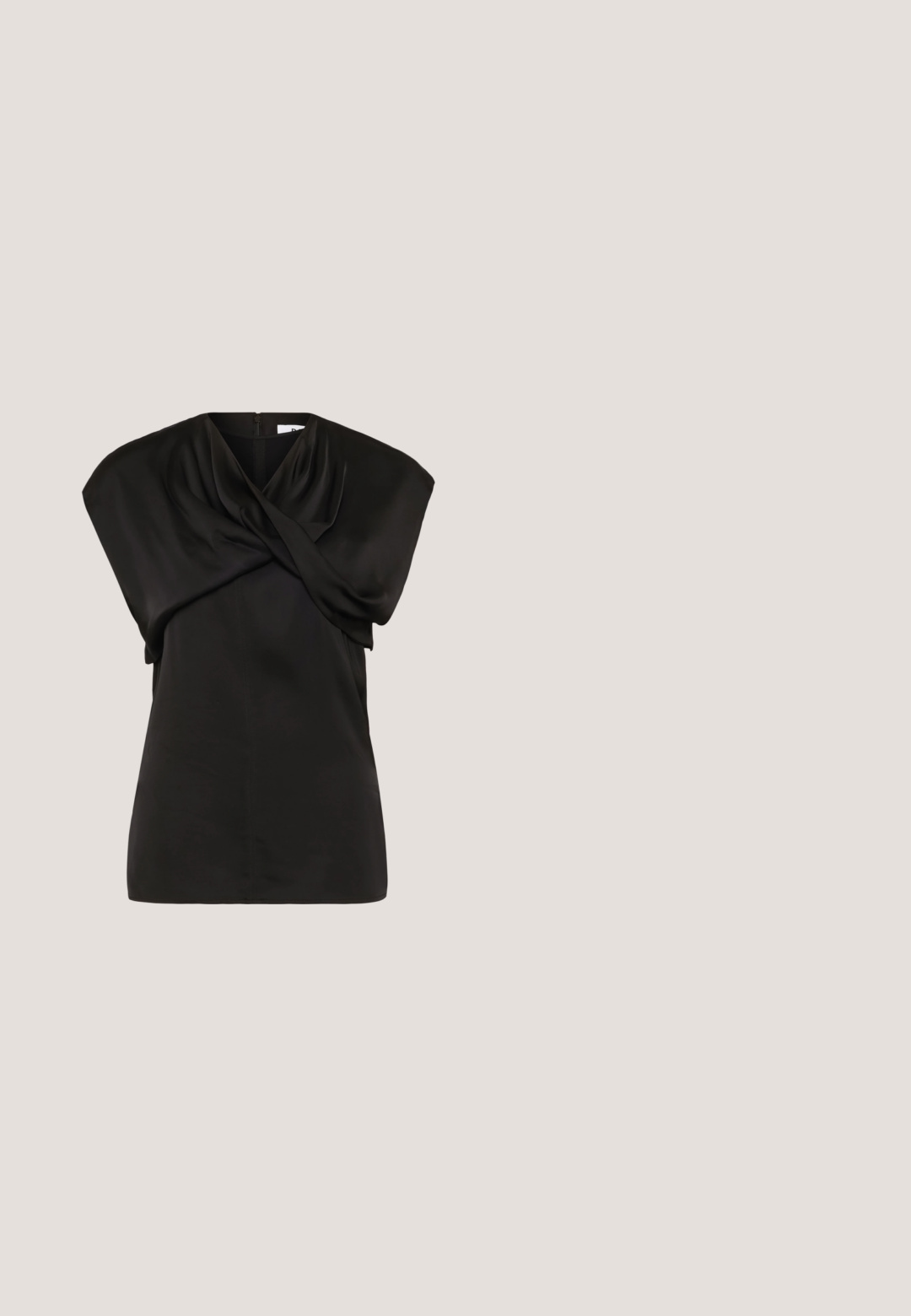Blusa negra con un diseño drapeado y torcido en el frente, mangas cortas y cierre de cremallera en la parte trasera. Tejido suave y ligero.; Pantalones de pierna ancha negros hechos de una tela ligera, con una textura suave, cierre de botón en la parte delantera y bolsillos laterales.; Tacones slingback de charol negro con punta afilada y acabado brillante. Presentan un tacón delgado y un acento redondeado en el empeine.; Gafas de sol negras con una elegante montura rectangular y lentes azules. Presentan una textura suave y varillas resistentes. Logo de la marca en el costado.; Bolso de hombro rectangular negro con correas largas y delgadas y una textura lisa y brillante sobre un fondo liso.; Pendientes de studs en forma abstracta de plata con un acabado pulido, que presentan curvas suaves y contornos sutiles. Sin patrones o acentos visibles.
